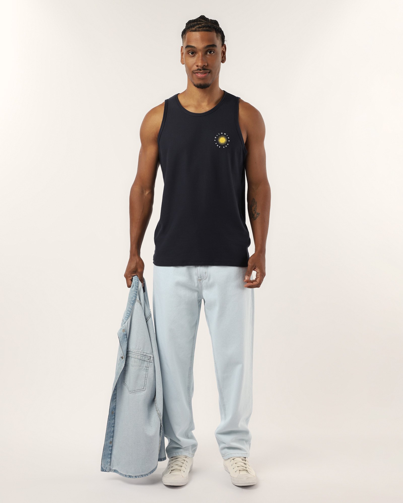 Regata masculina regular texturizada com bordado azul