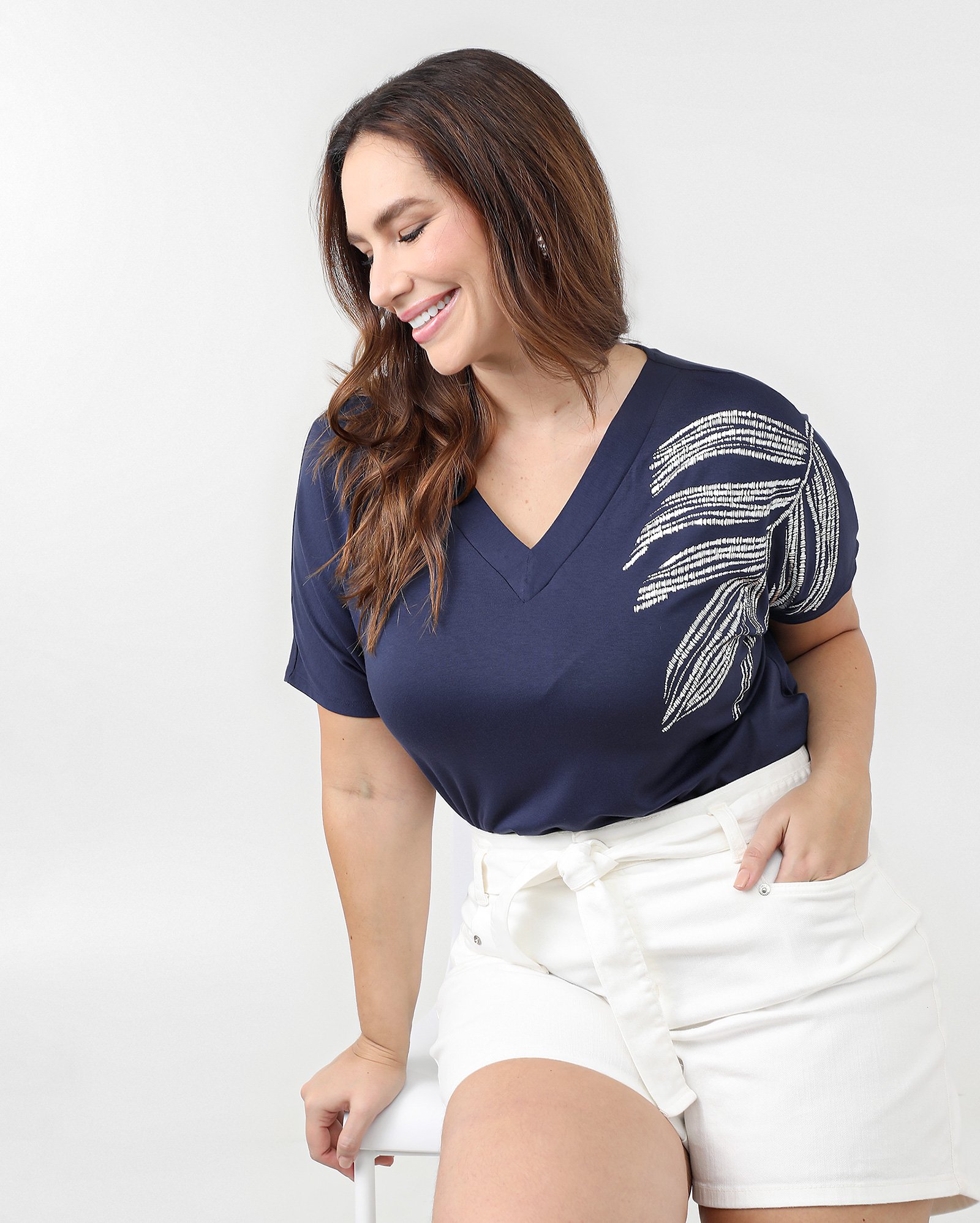 Blusa plus size feminina decote v de folha azul | AK Plus by Riachuelo