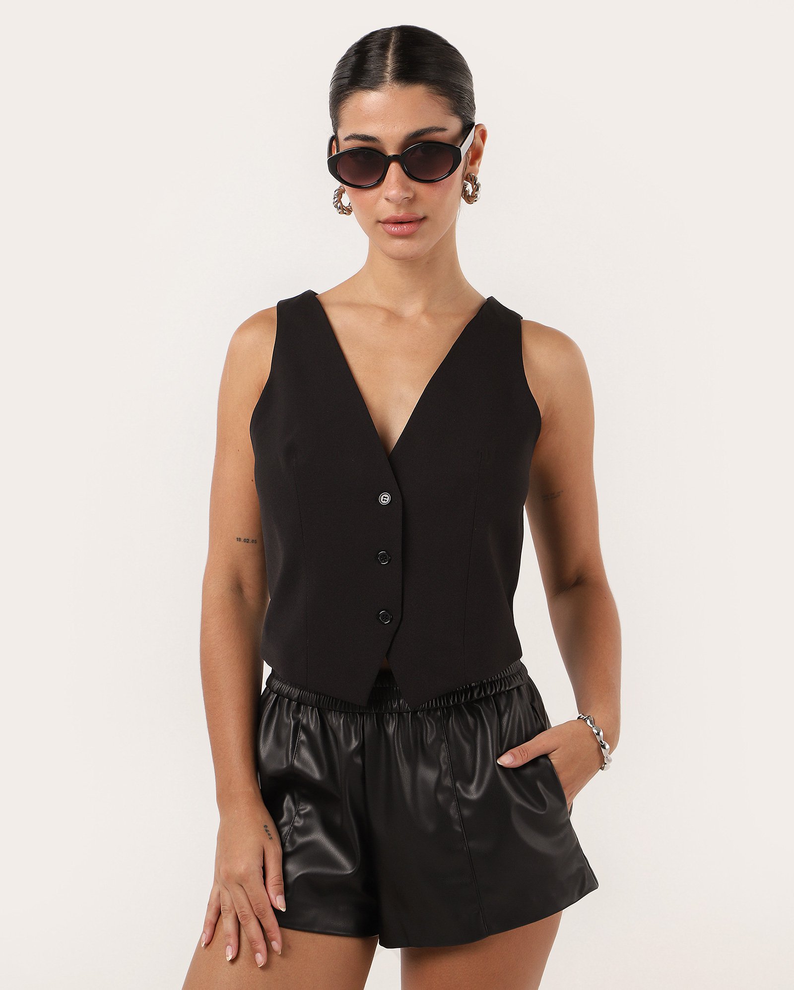 Colete cropped Isla decote v com abotoamento - Preto | Pool