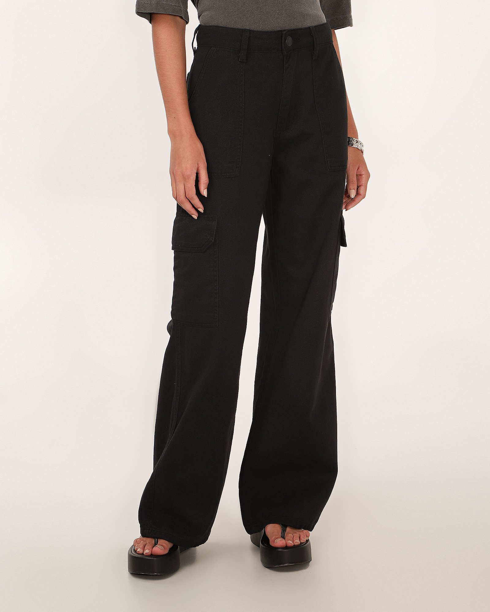 Calça jeans feminina reta cintura média com bolso cargo | Pool Jeans