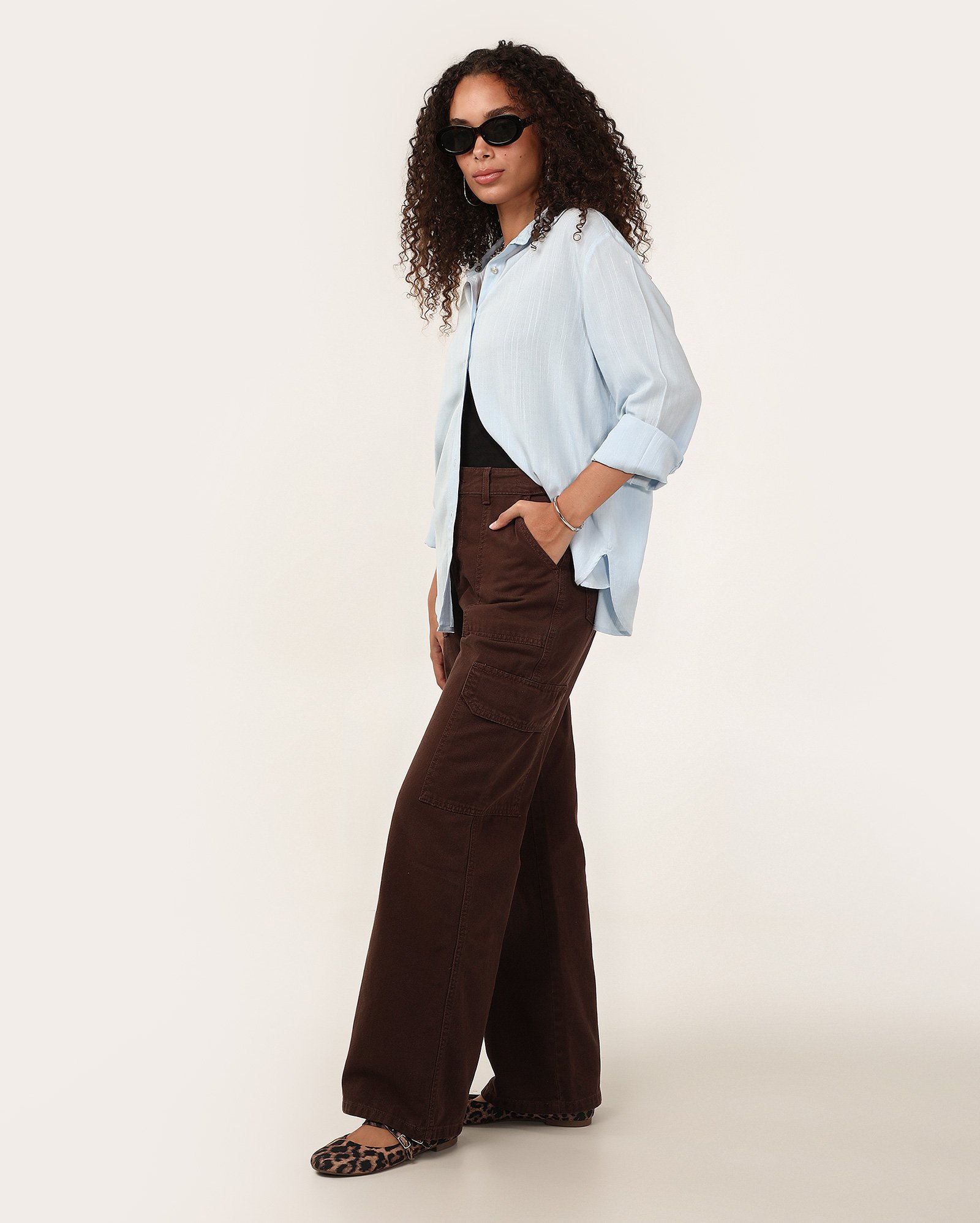 Calça jeans feminina wide leg cintura alta com bolso cargo - Marrom | Pool Jeans