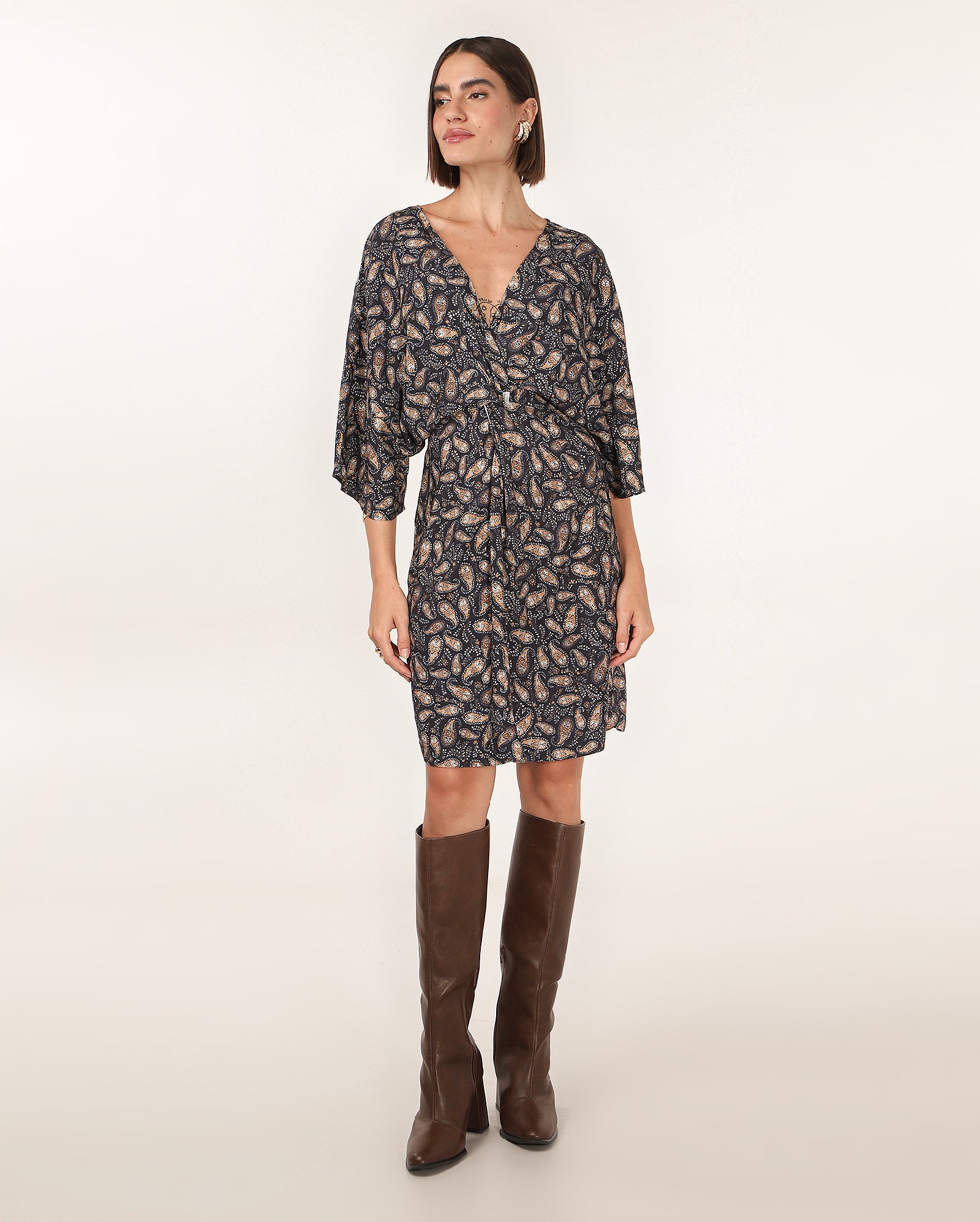 Vestido curto envelope em viscose paisley azul | AK by Riachuelo