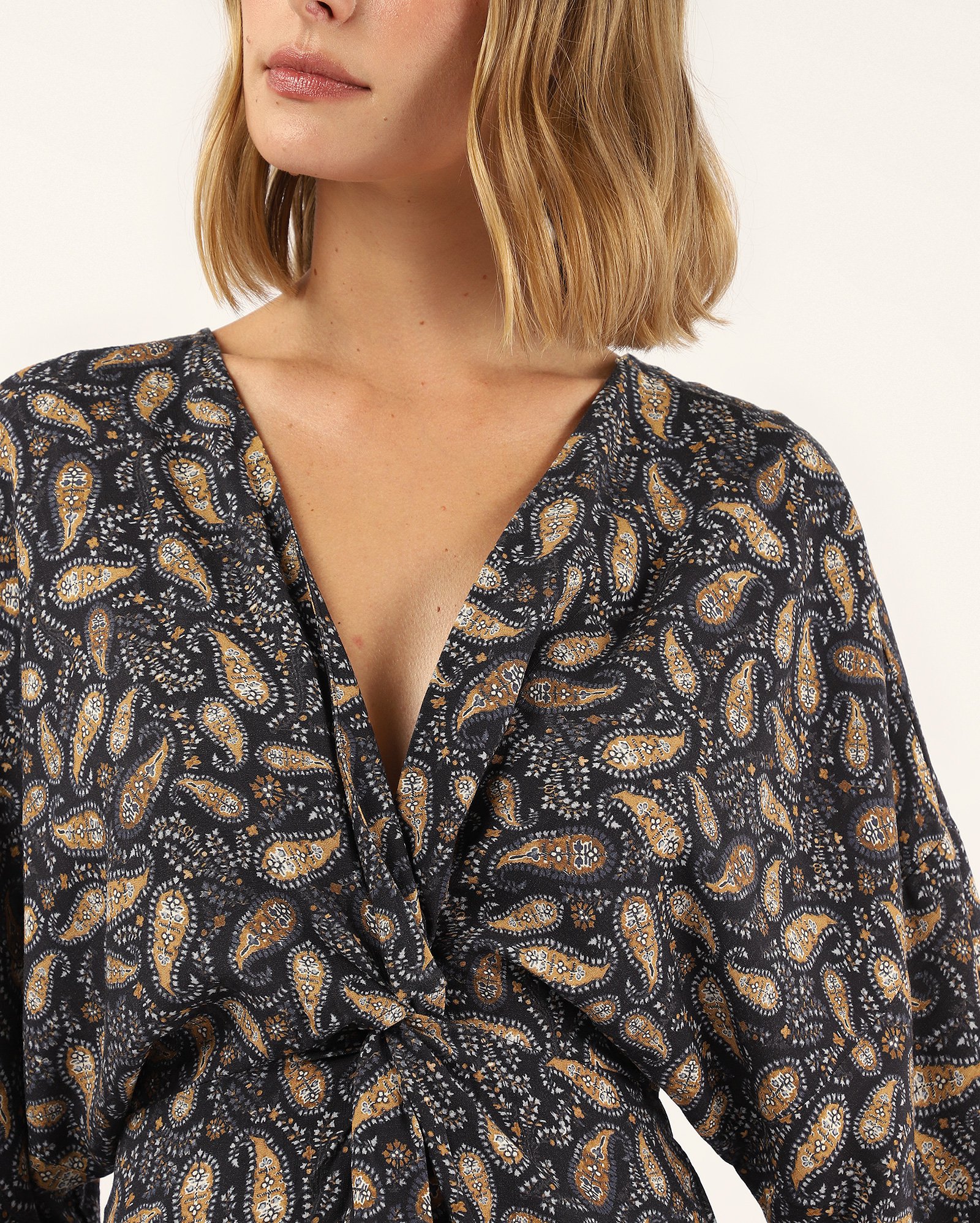 Vestido curto envelope em viscose paisley - azul — foto 3