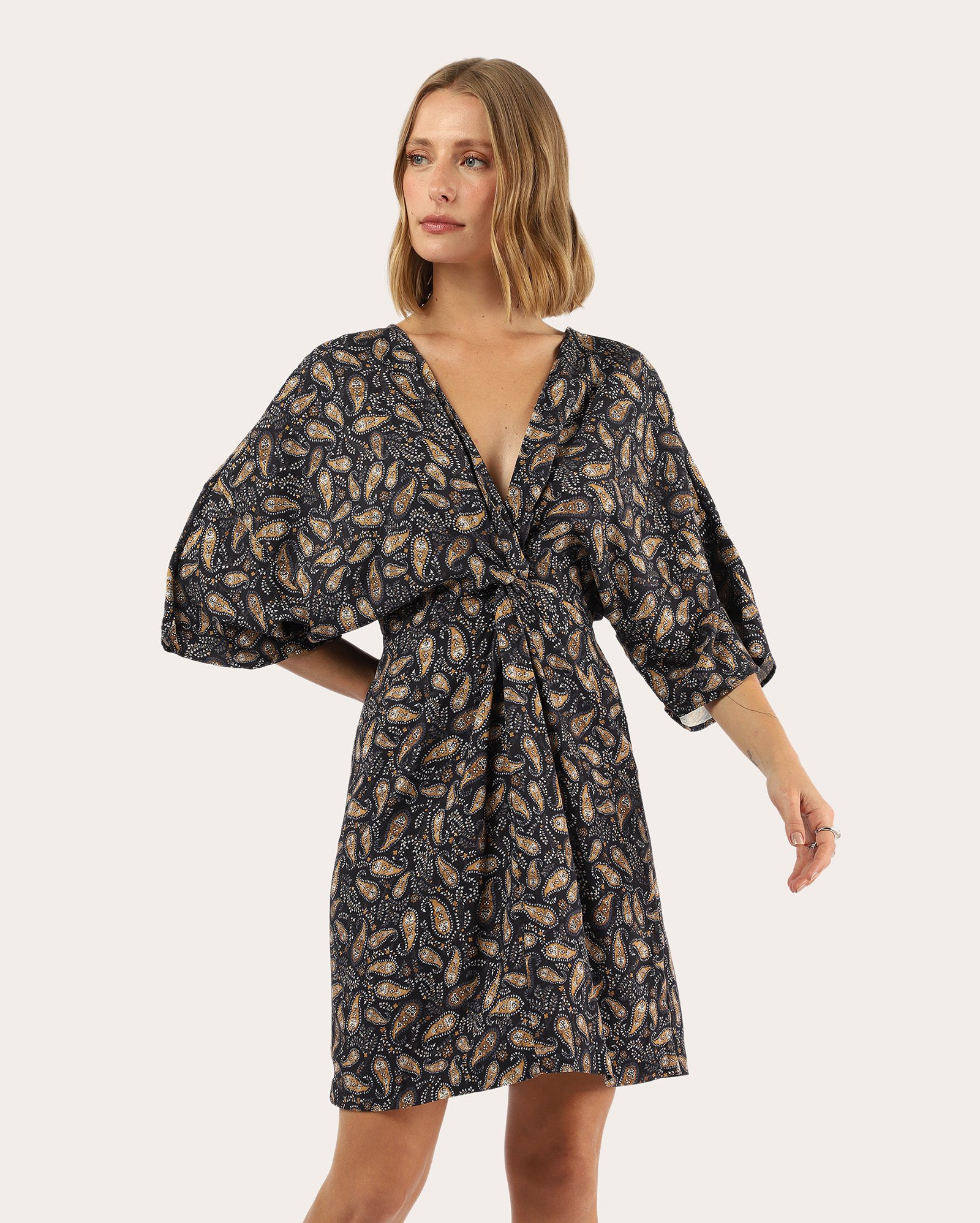 Vestido curto envelope em viscose paisley - azul — foto 2