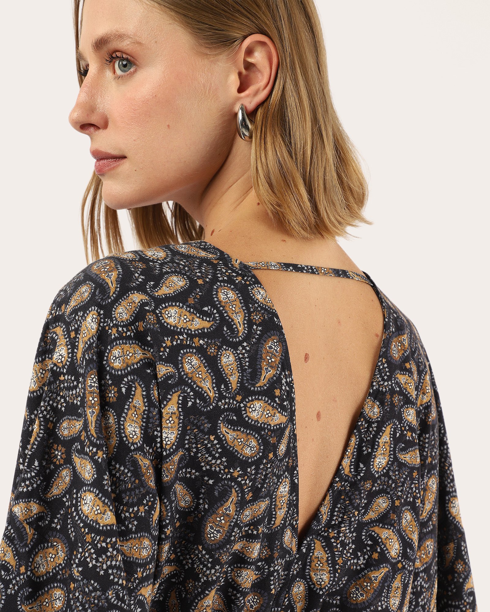 Vestido curto envelope em viscose paisley - azul — foto 4