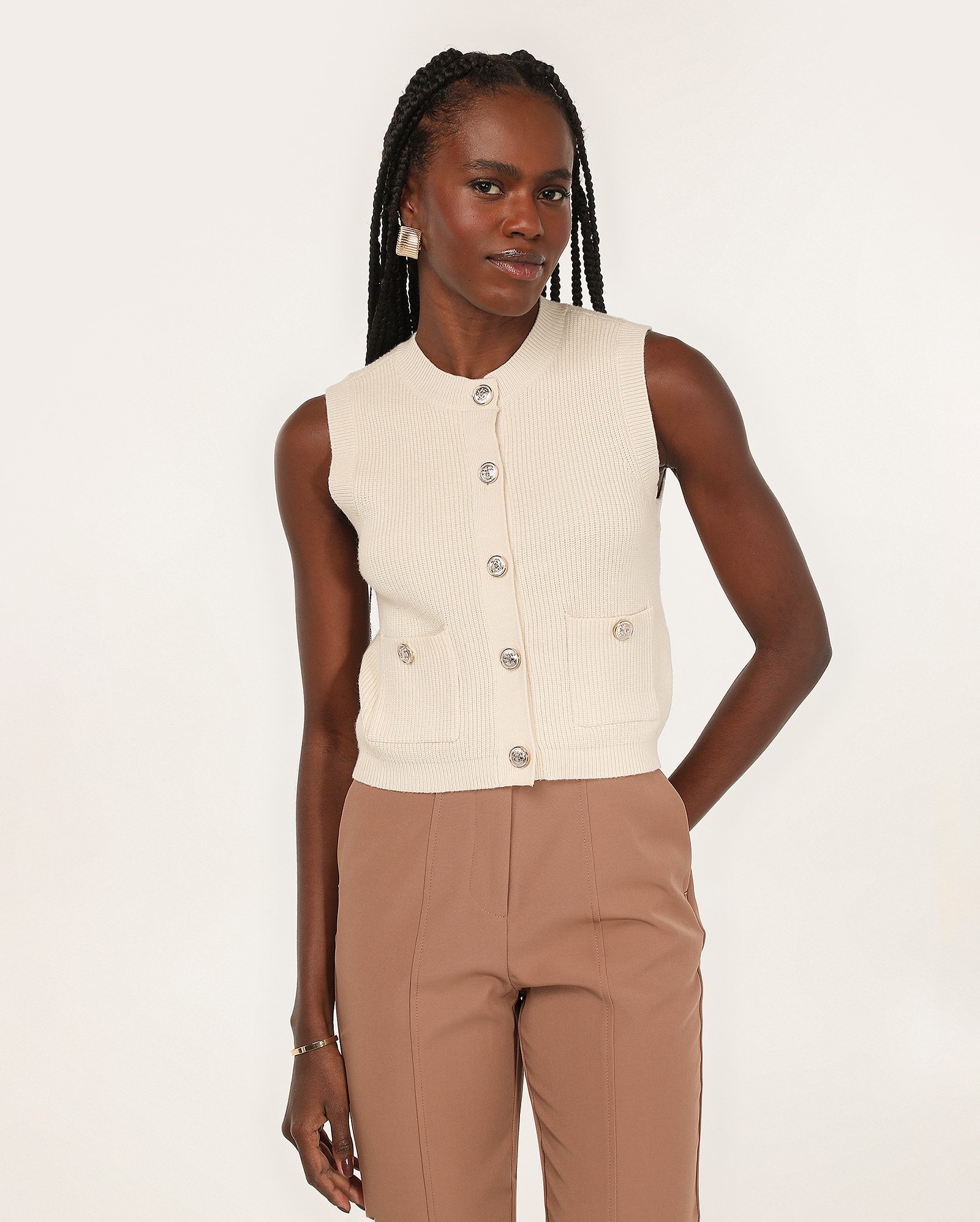 Colete cropped de tricot com bolsos bege | AK by Riachuelo