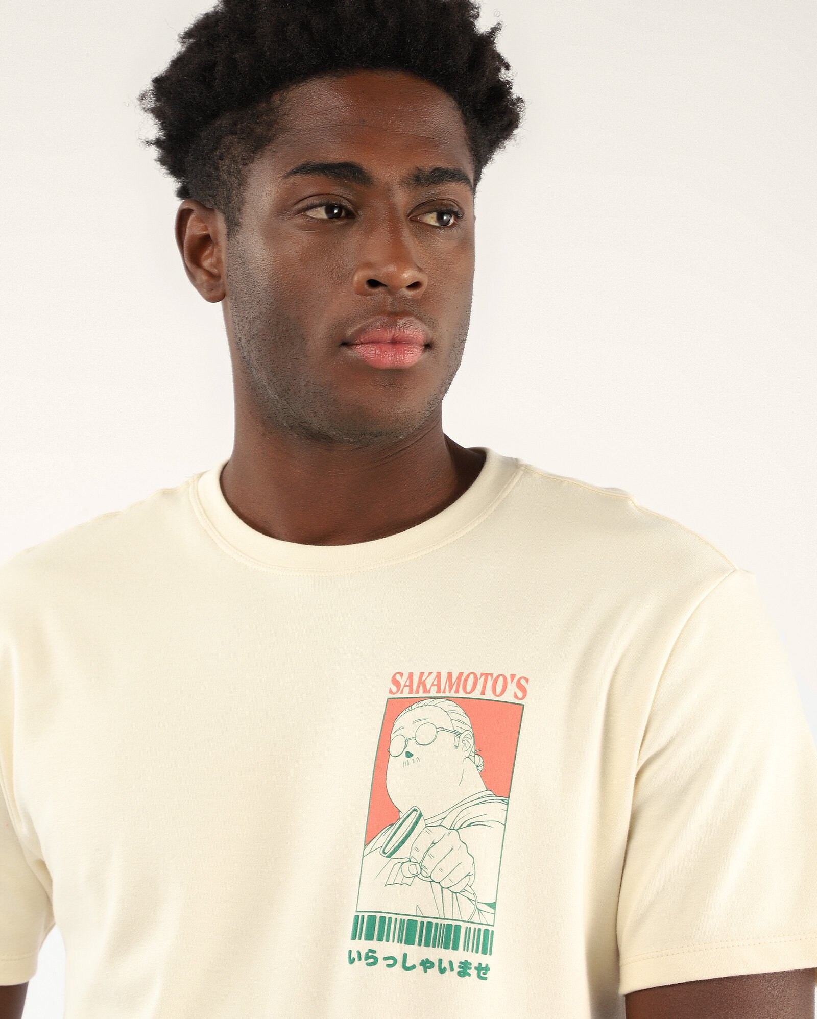 Riachuelo | Camiseta masculina regular Sakamoto Days bege | FANLAB