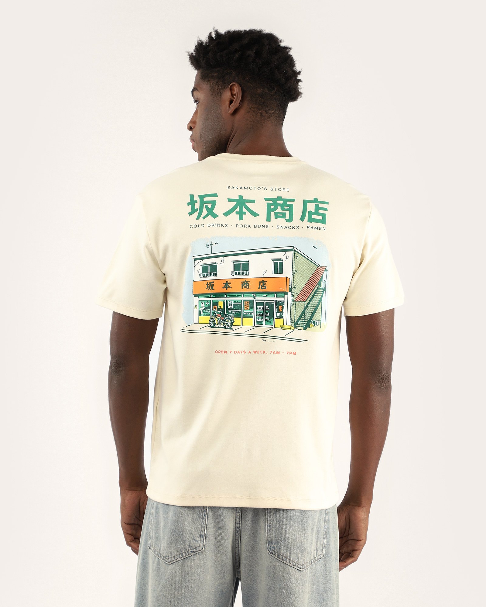 サカモトページ Riachuelo | Camiseta masculina regular Sakamoto Days bege | FANLAB