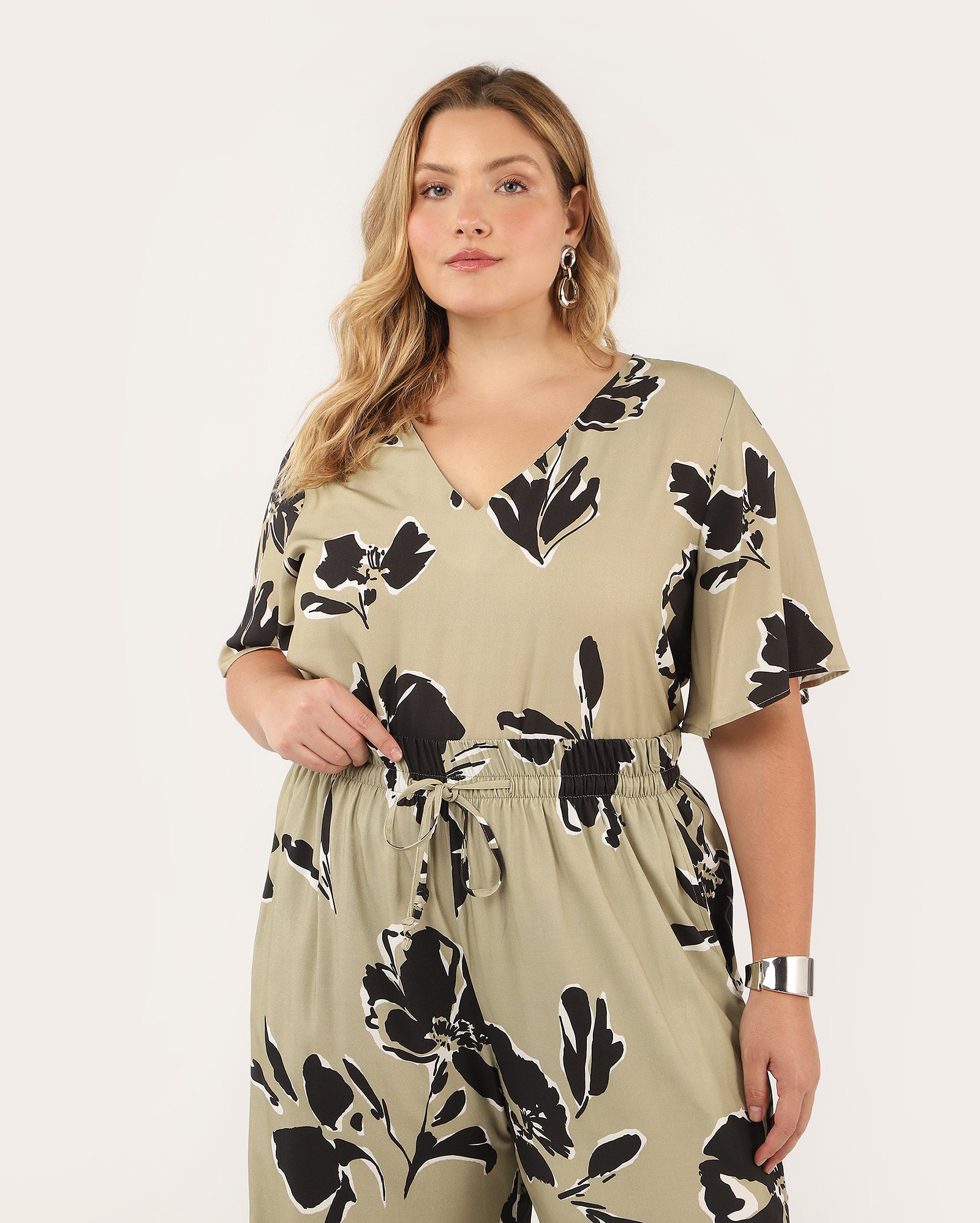 Blusa plus size feminina decote v floral verde | AK Plus by Riachuelo