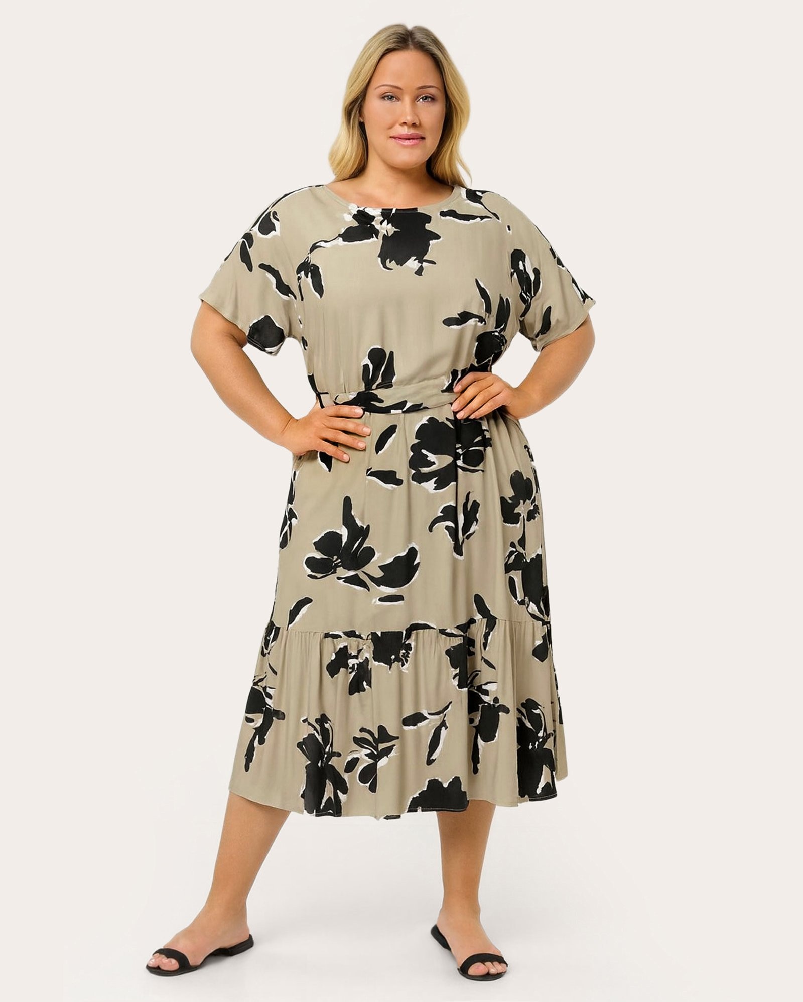 Vestido midi plus size evasê em viscose com faixa floral bege | AK Plus by Riachuelo