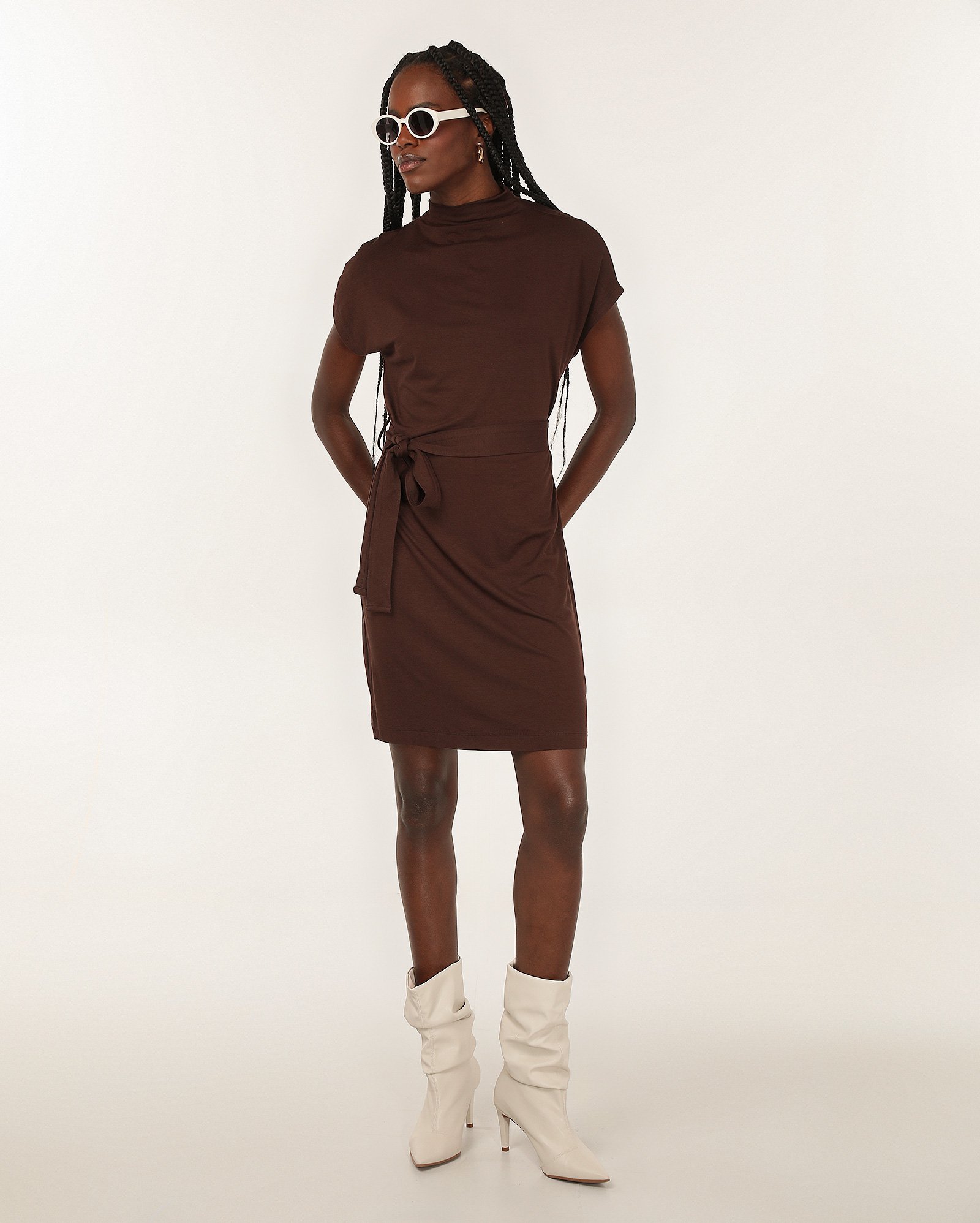 Vestido curto de viscose com faixa de amarrar marrom | AK by Riachuelo