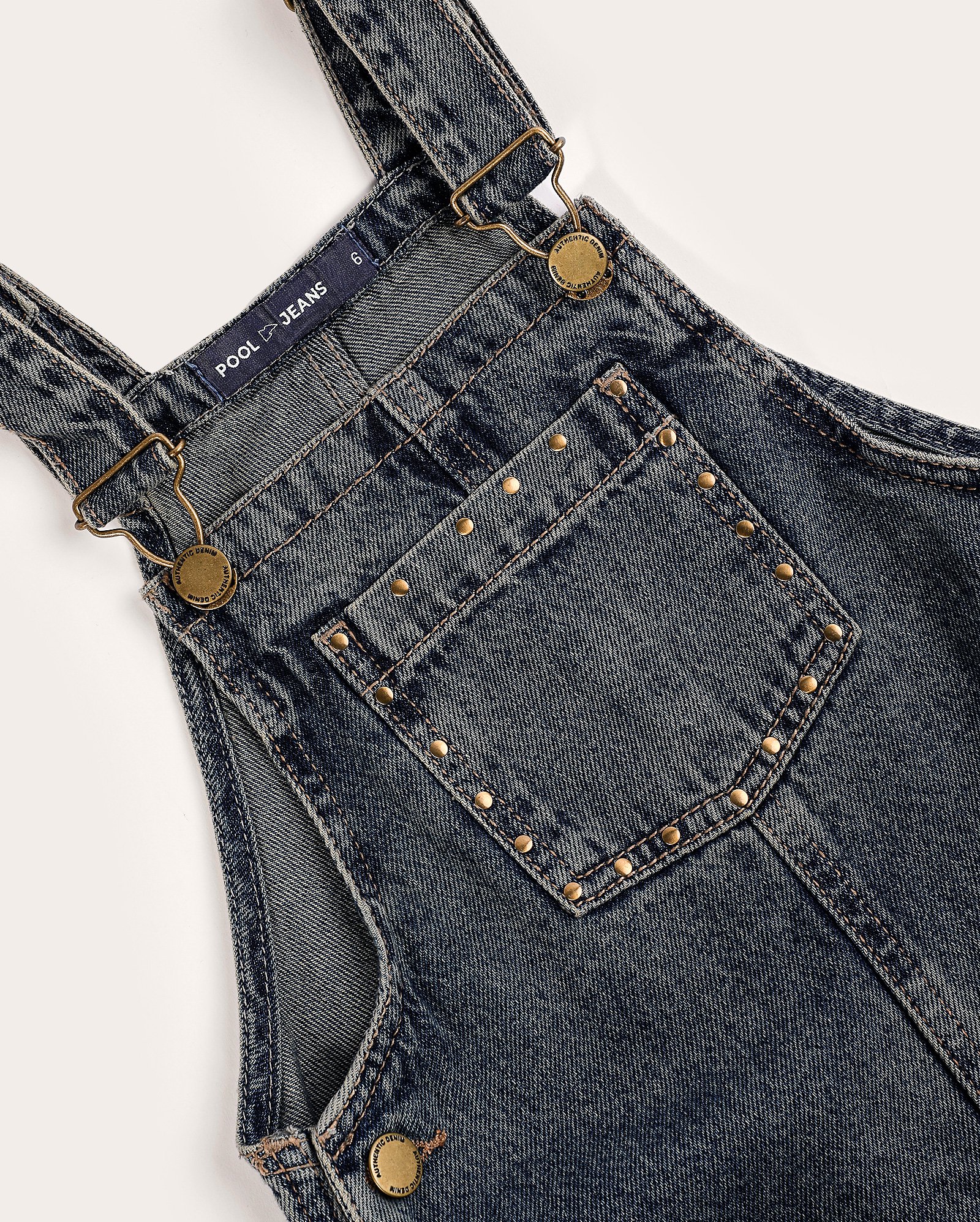 Jardineira jeans infantil estonada com tachas 4-10A denim escuro | Pool Kids