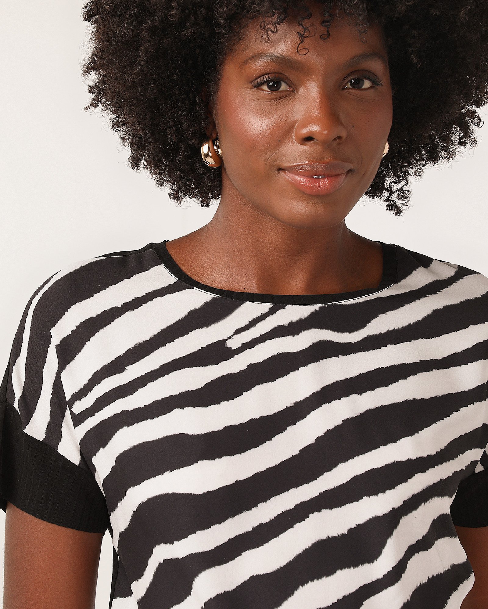 Blusa feminina ampla Bia zebra estampa preta — foto 4