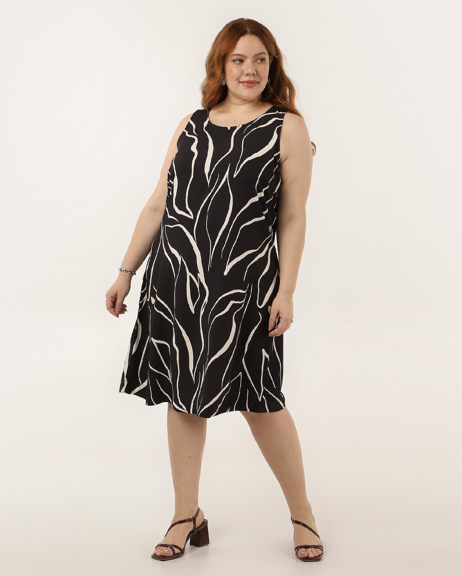 Vestido plus size midi reto em viscose abstrato - Preto | AK Plus by Riachuelo
