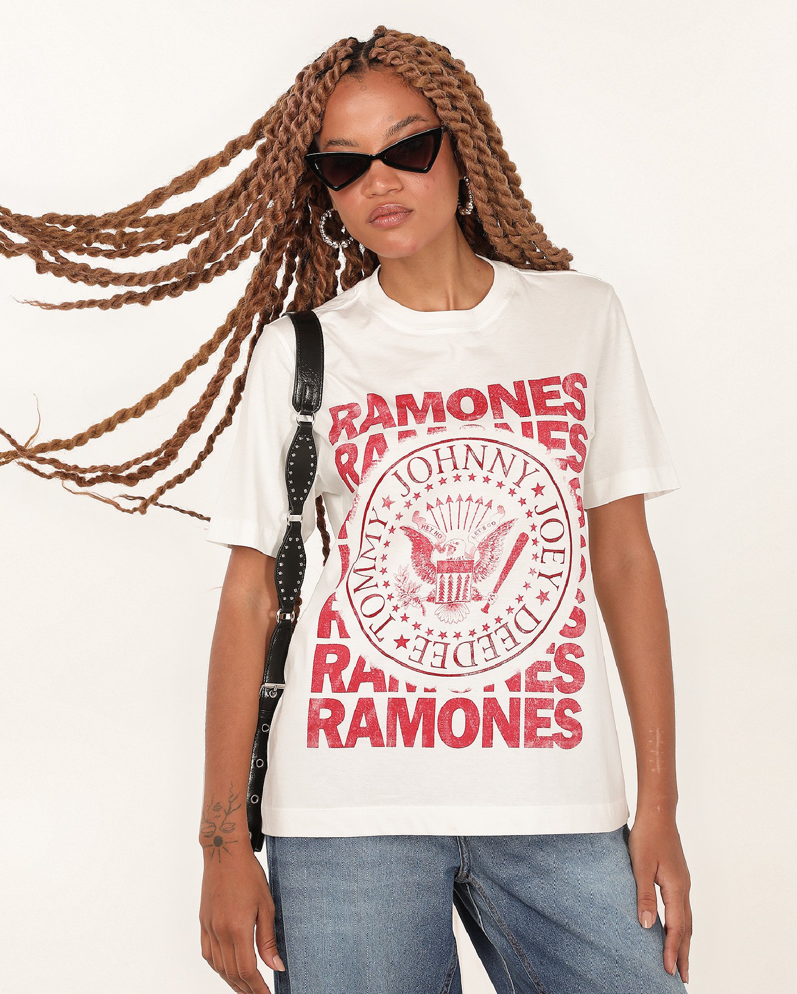 Camiseta feminina oversized estonada branca | Ramones