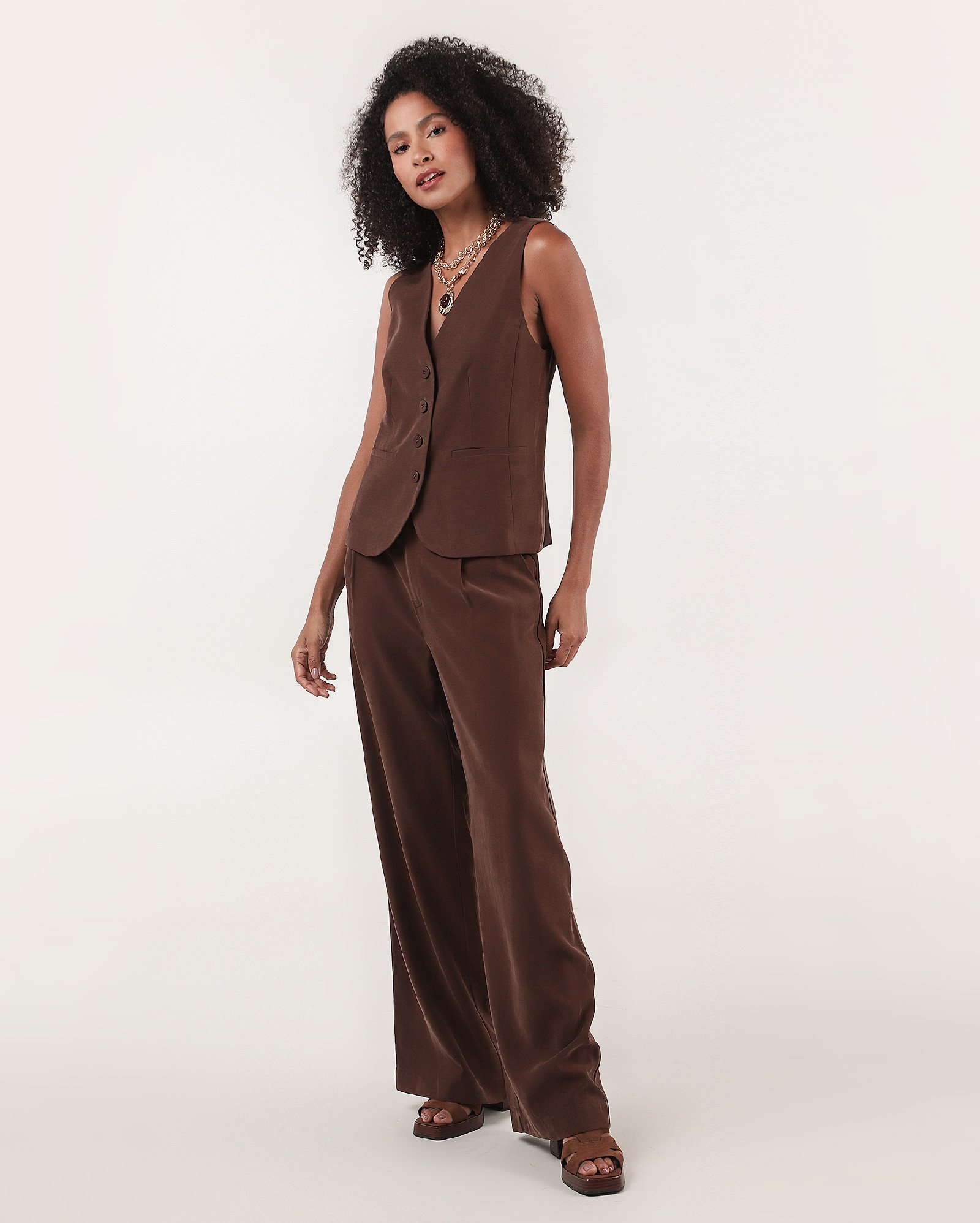 Calça feminina wide leg alfaiatada em viscose marrom | AK by Riachuelo