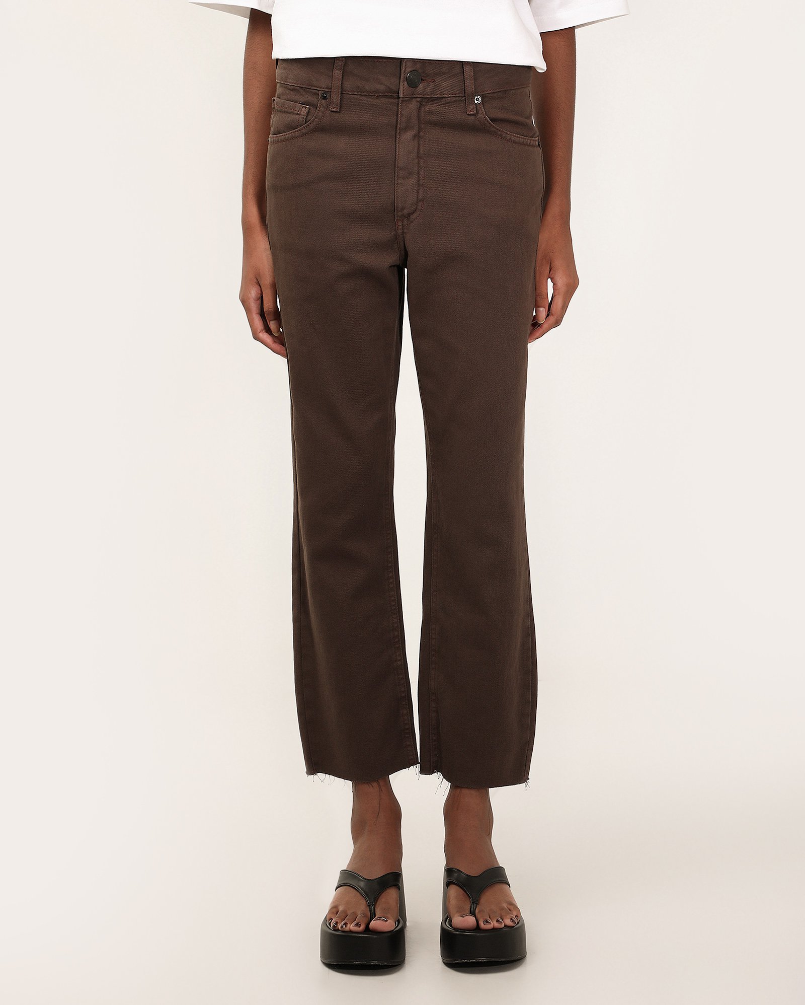 Calça sarja feminina reta cropped cintura média desfiada marrom | Pool Jeans