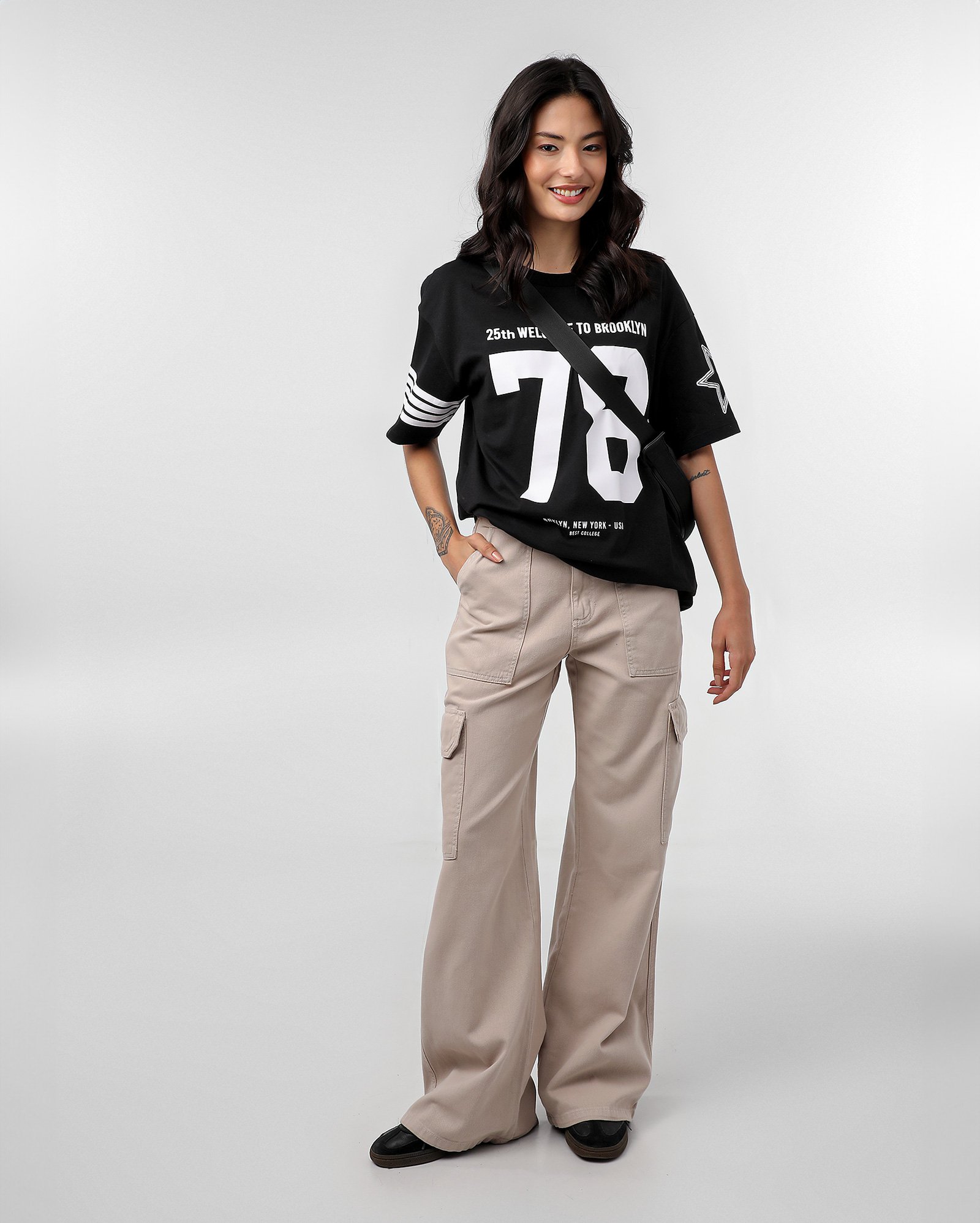 Calça sarja feminina wide leg com bolsos cargo bege | Pool Jeans