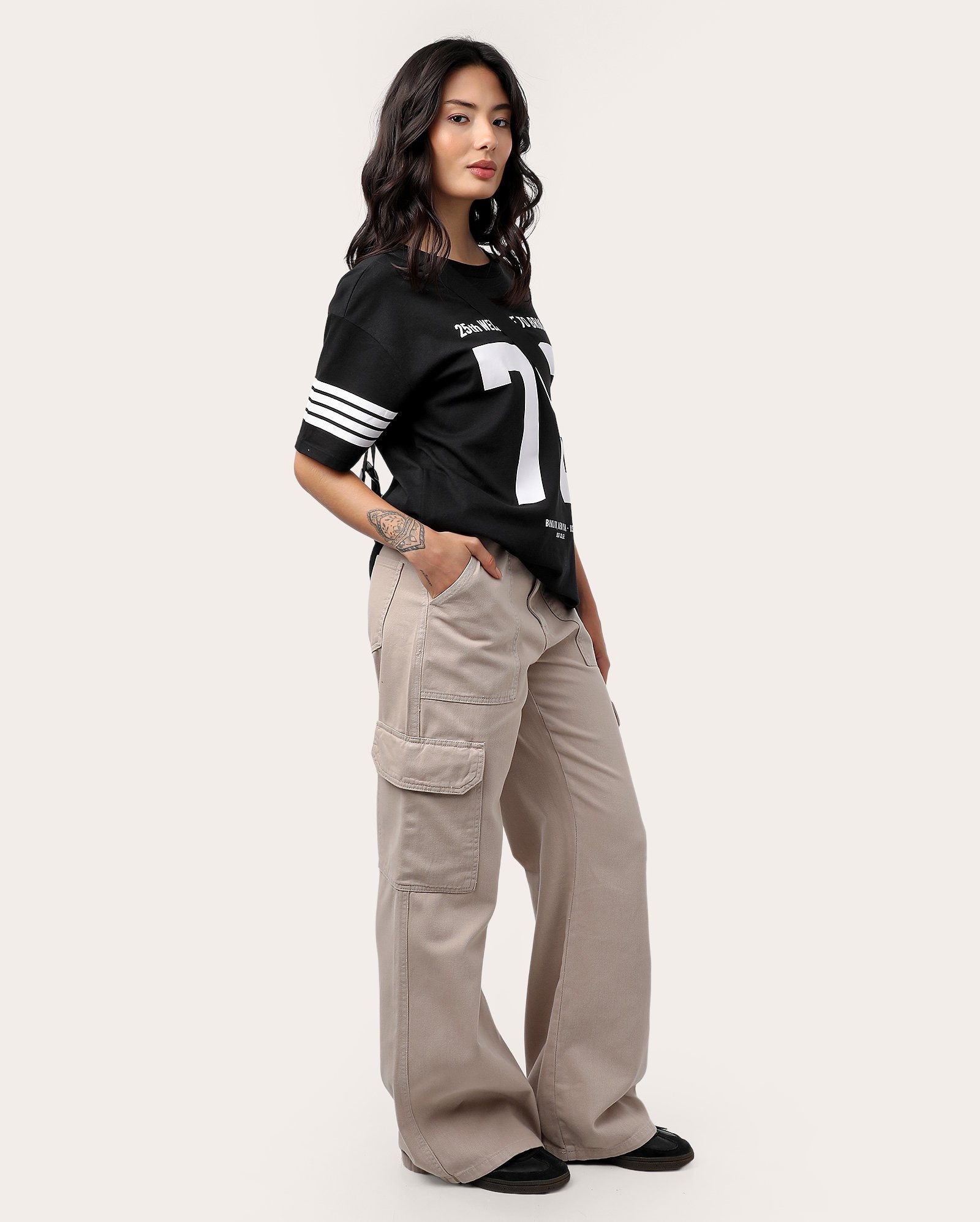 Calça sarja feminina wide leg com bolsos cargo bege | Pool Jeans