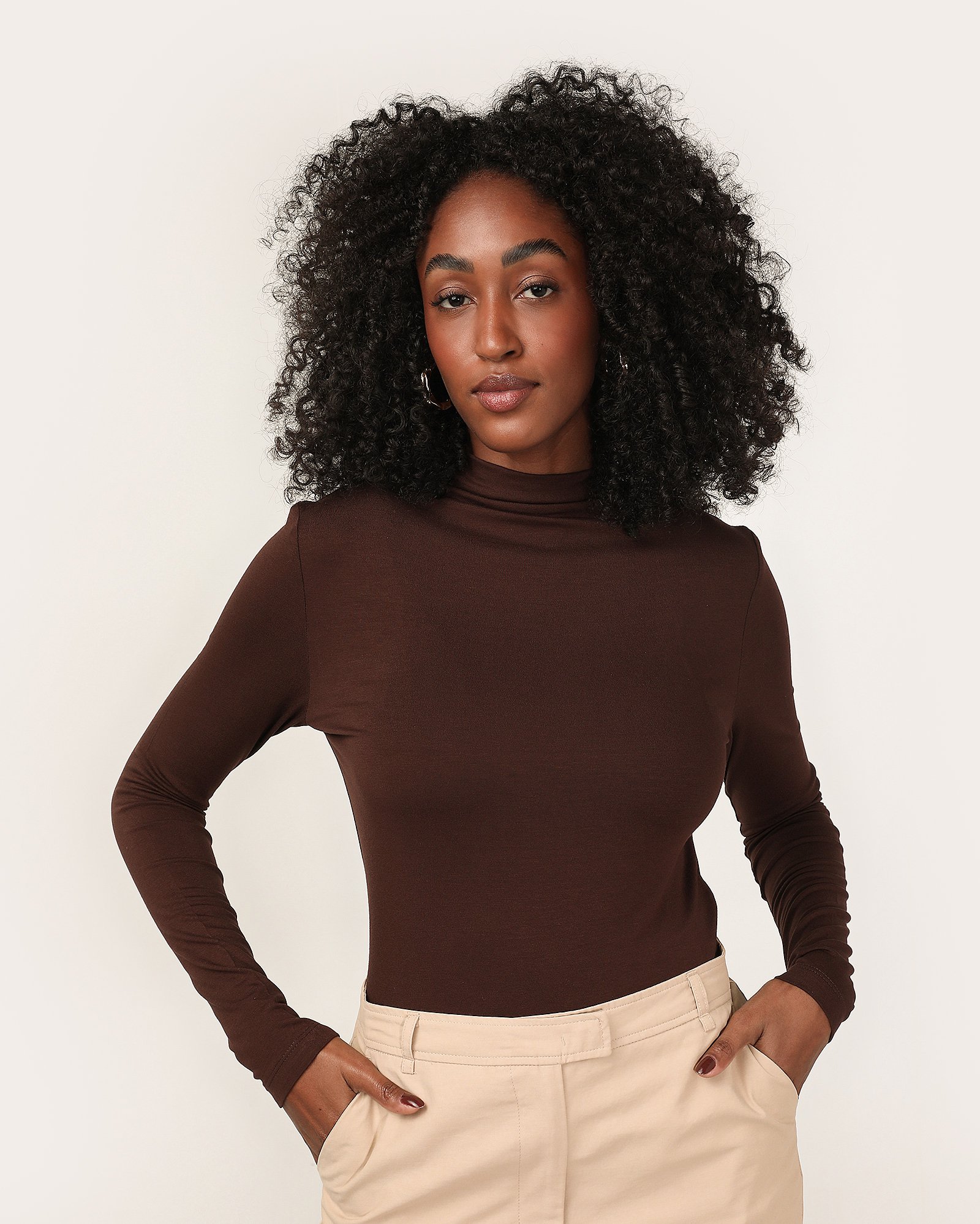 Blusa feminina em malha de viscose gola alta marrom