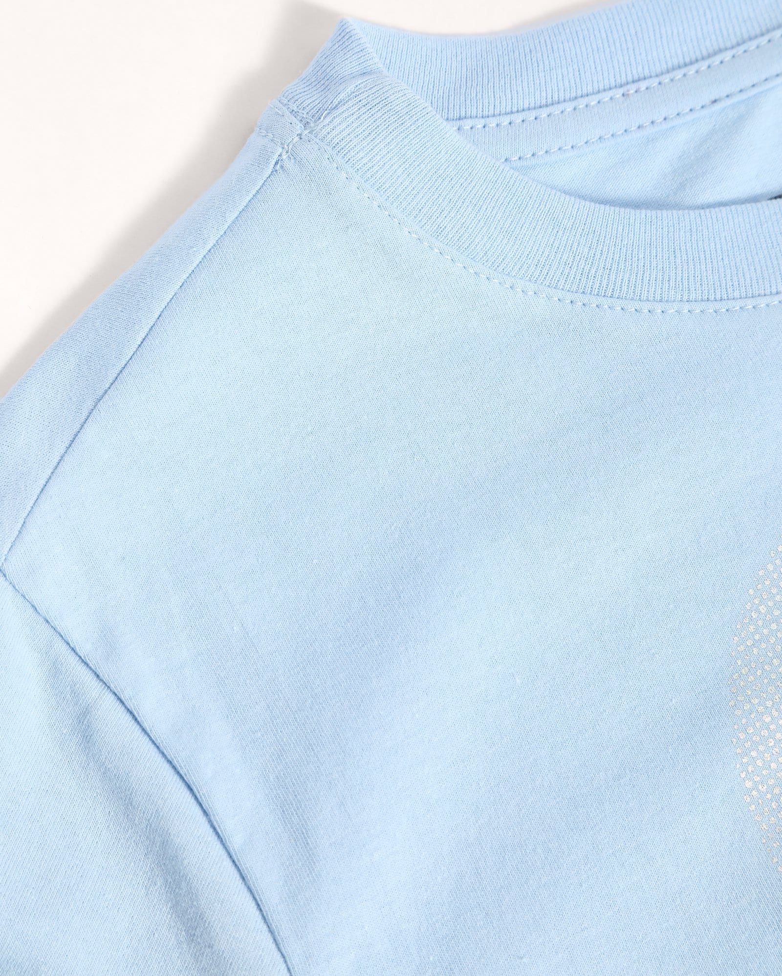 Camiseta juvenil cropped Hello Kitty temática bege | Sanrio — foto 4