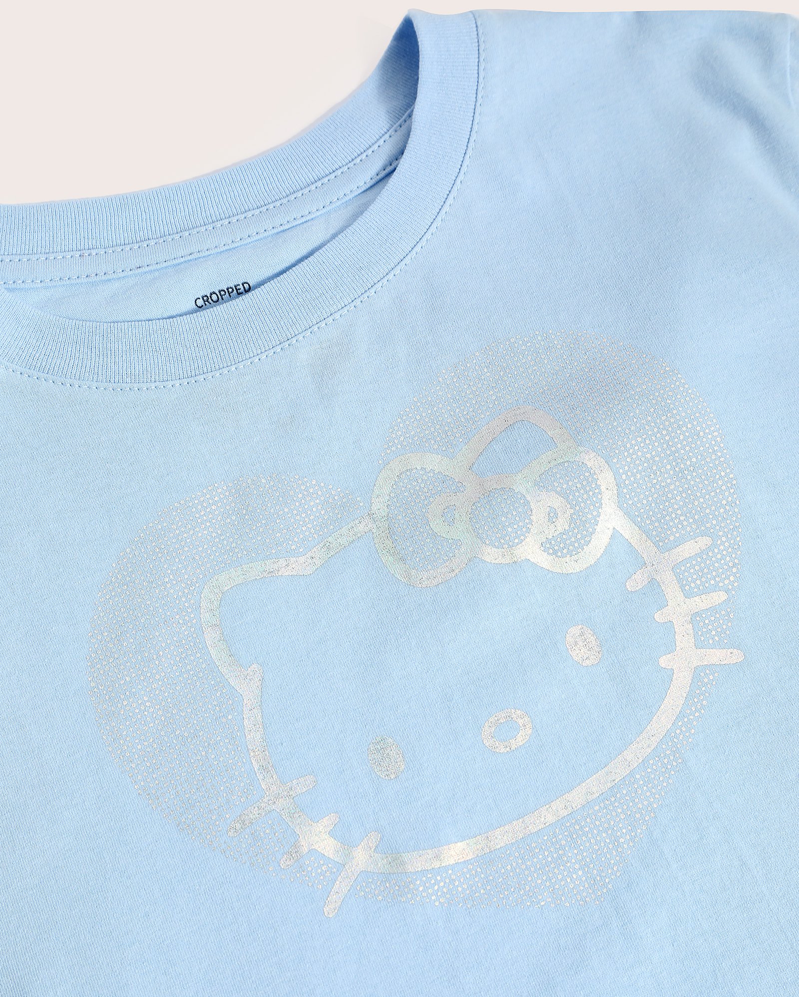 Camiseta juvenil cropped Hello Kitty temática bege | Sanrio — foto 3