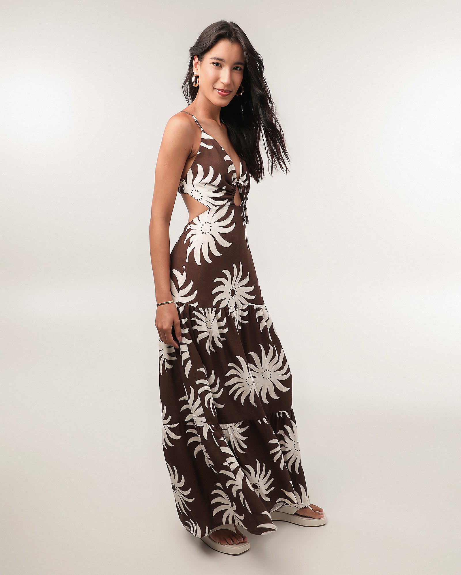 Vestido longo evasê cut out floral marrom Pool