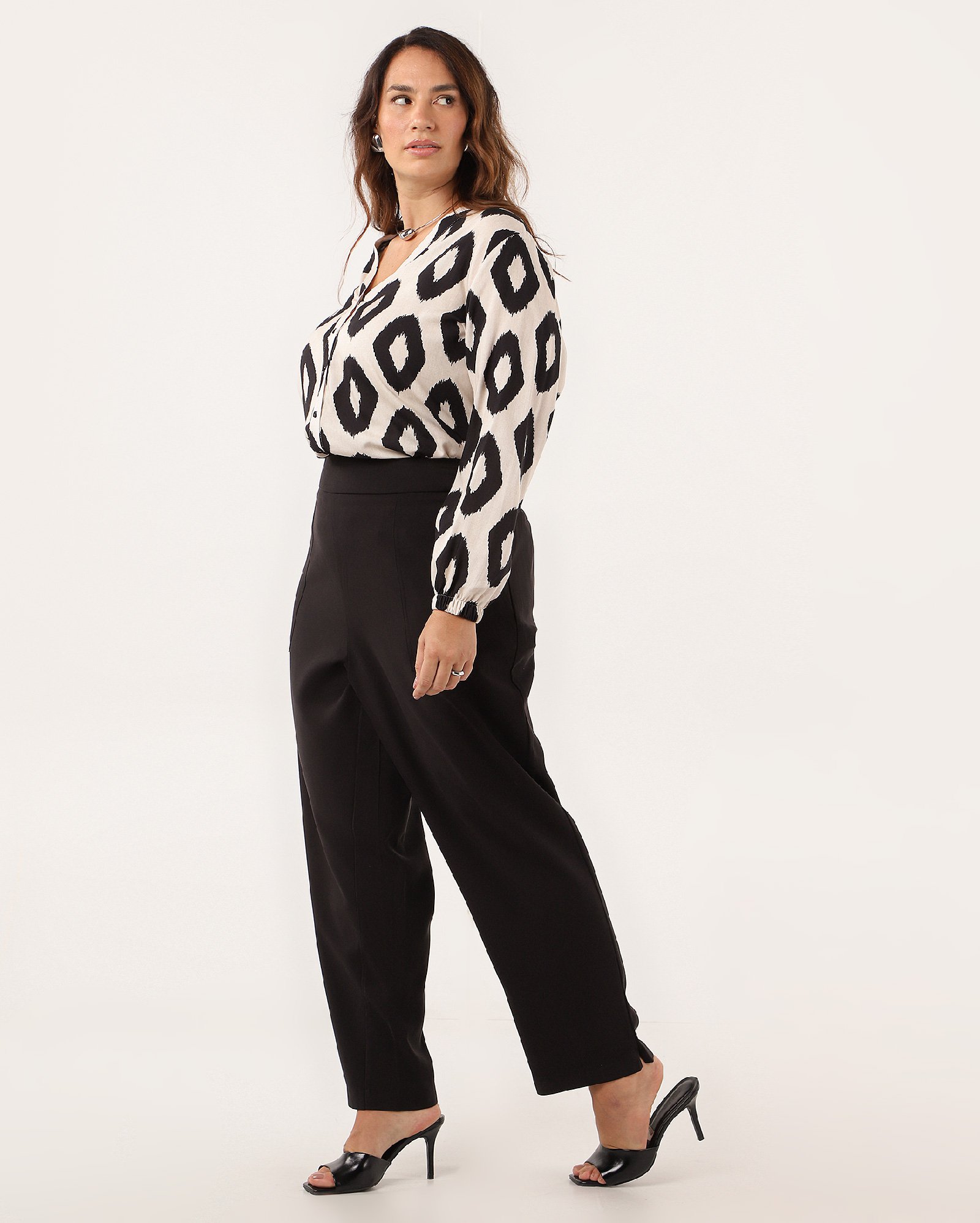 Calça plus size feminina alfaiatada em viscose preta | AK Plus by Riachuelo