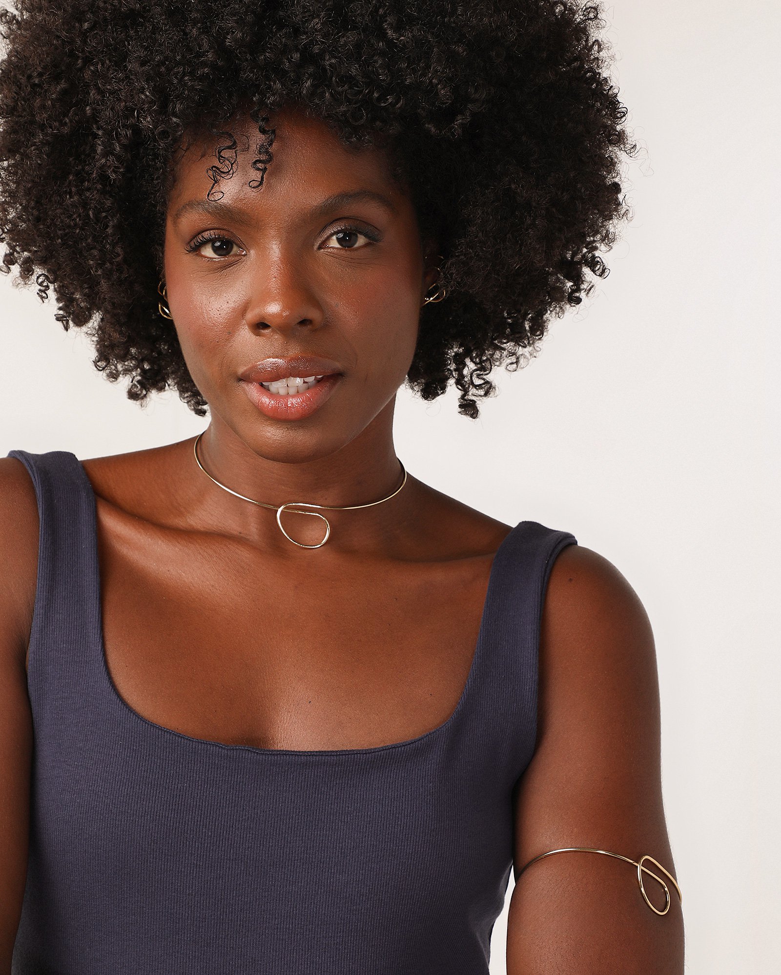 Colar feminino choker fixo com curvas dourado | Accessori by Riachuelo