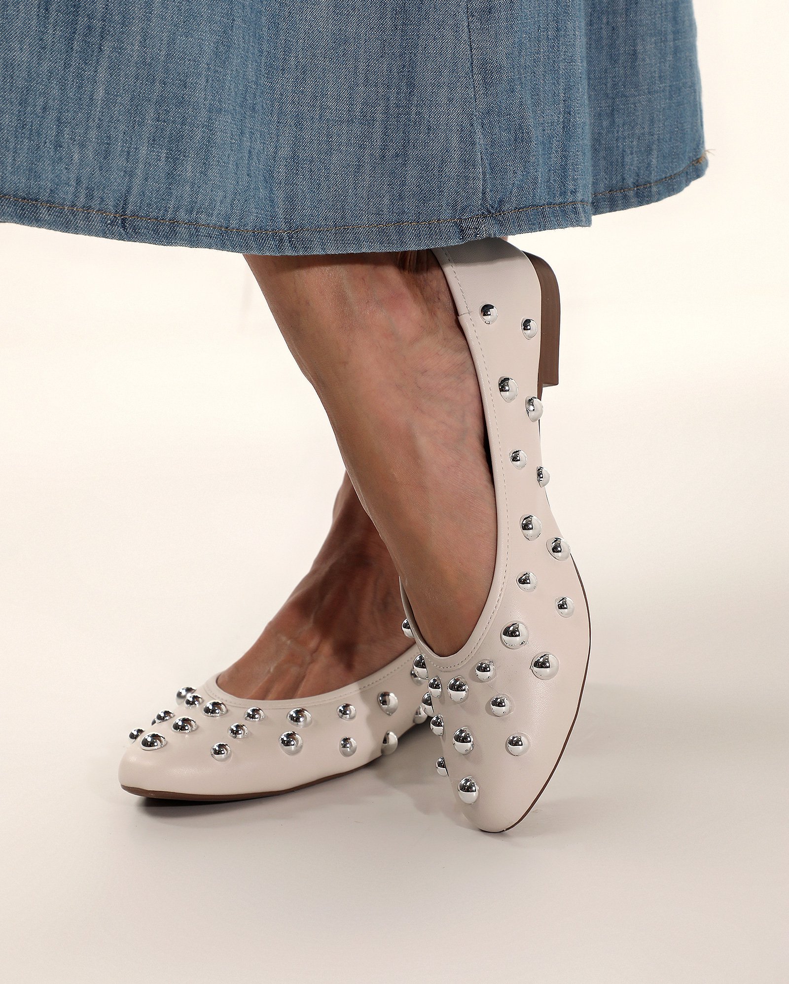 Sapatilha feminina bico redondo com esferas off-white | Riachuelo