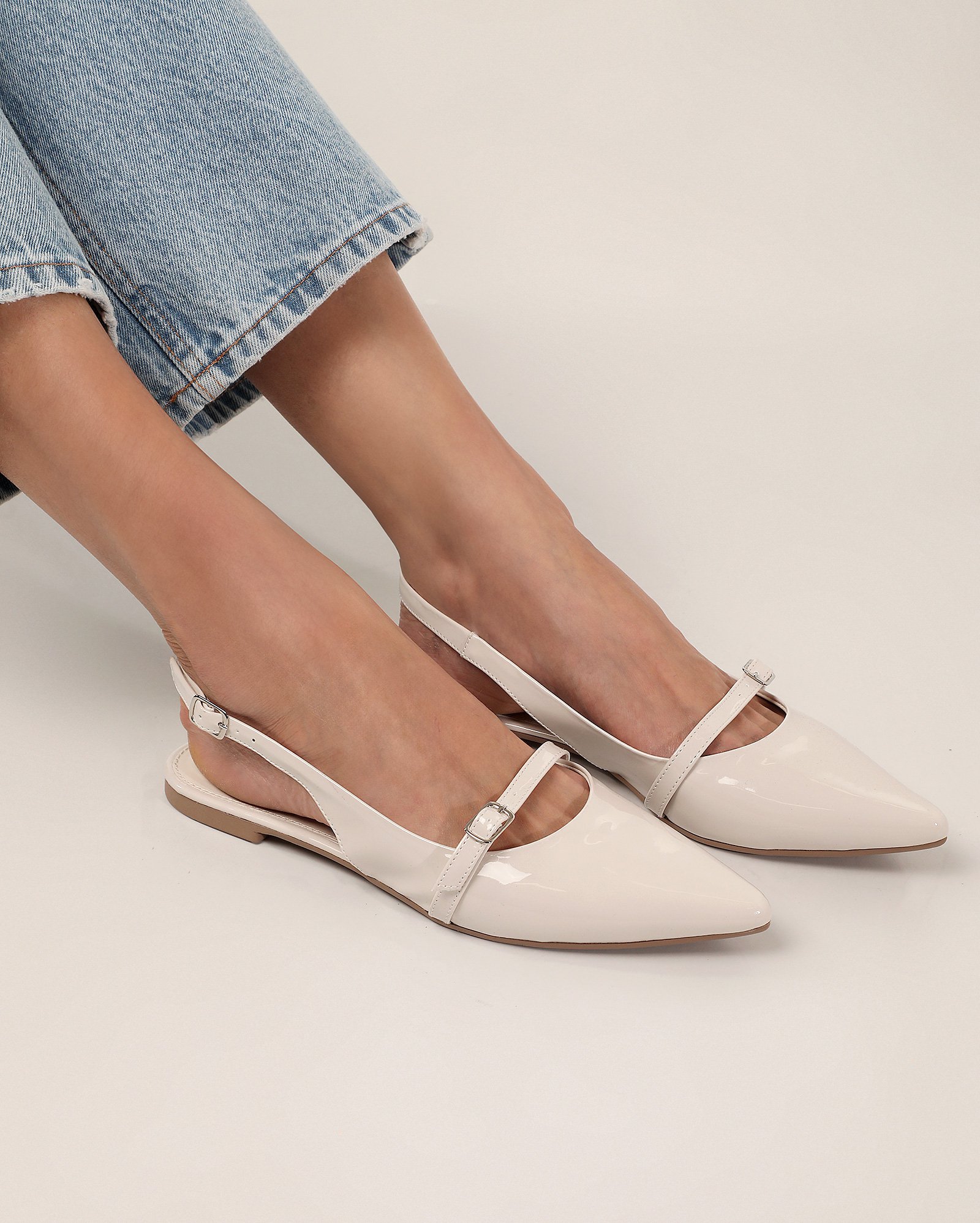 Sapatilha feminina bico fino com fivela - Branco