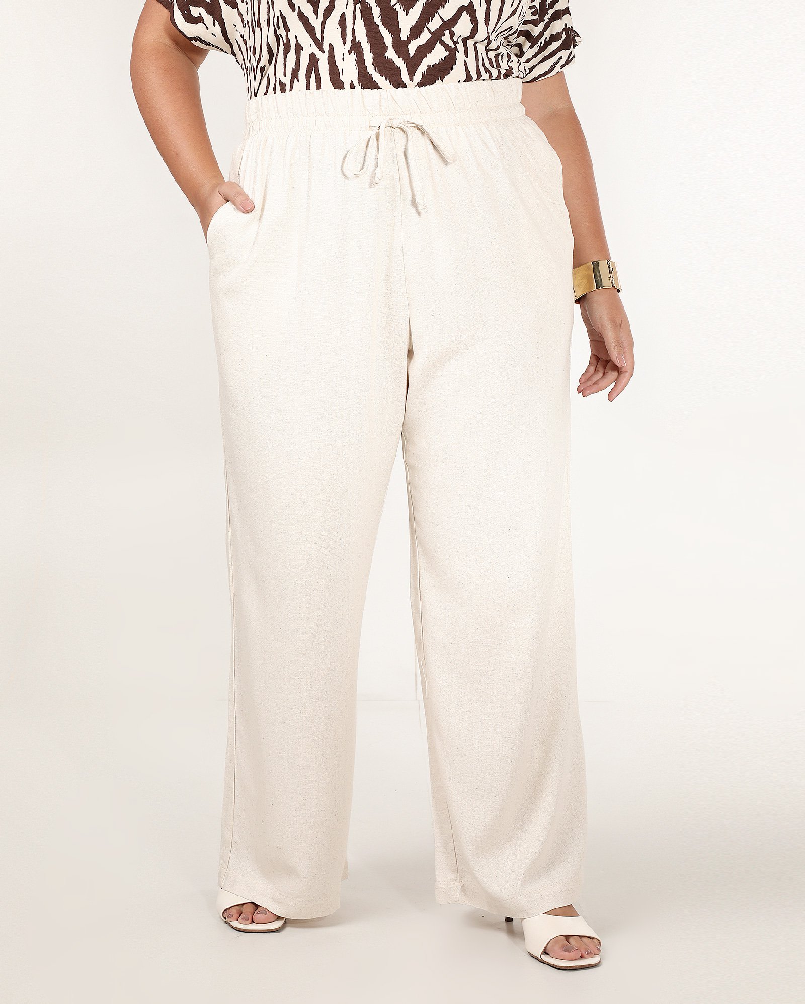 Calça plus size feminina relaxed em viscolinho bege | AK Plus by Riachuelo