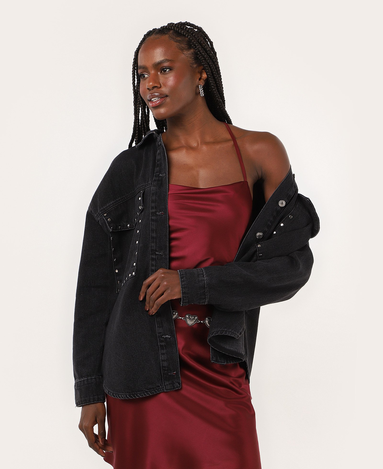 Shacket black jeans feminina alongada com tachas nos bolsos | Pool Jeans