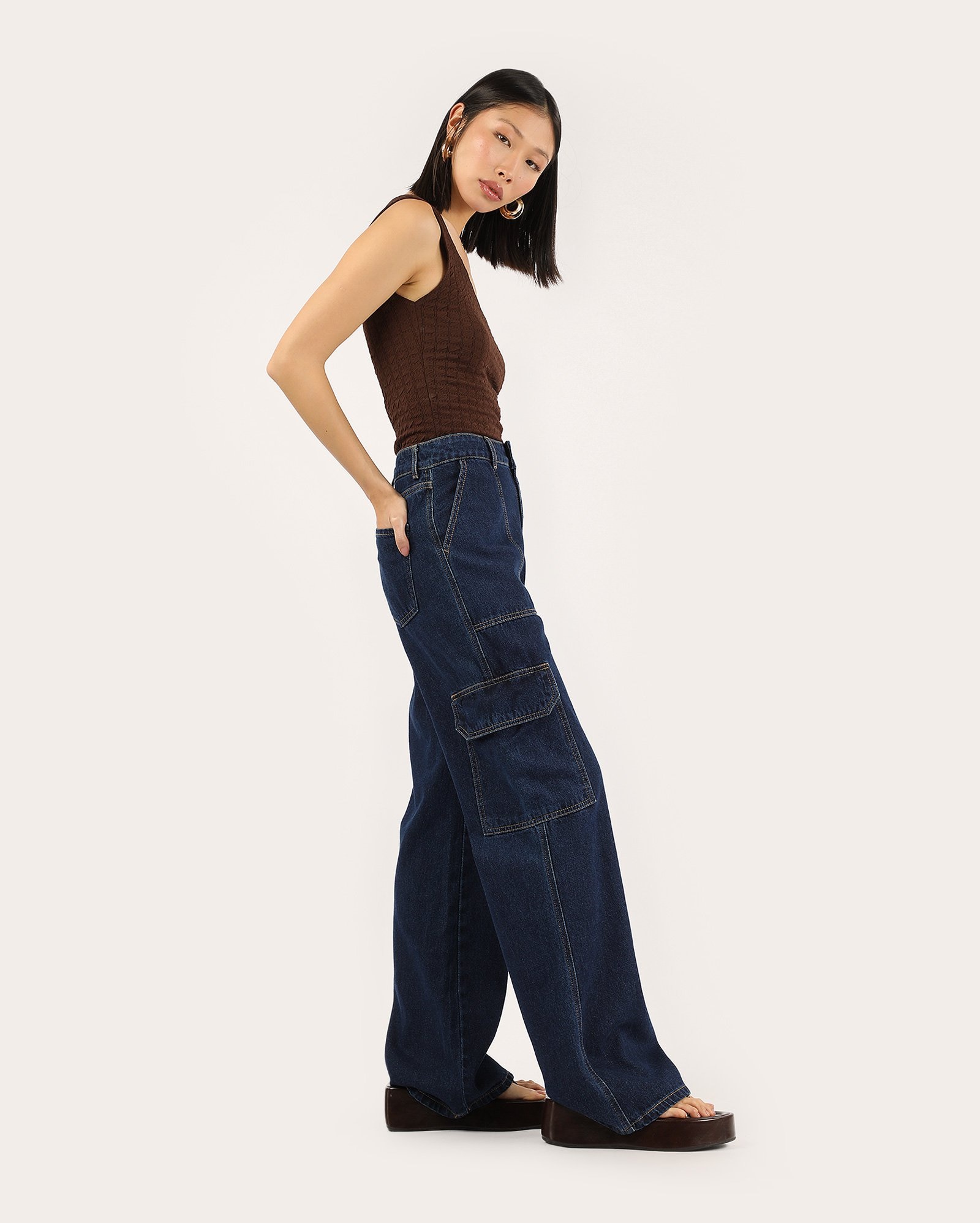 Calça jeans feminina wide leg cintura alta cargo