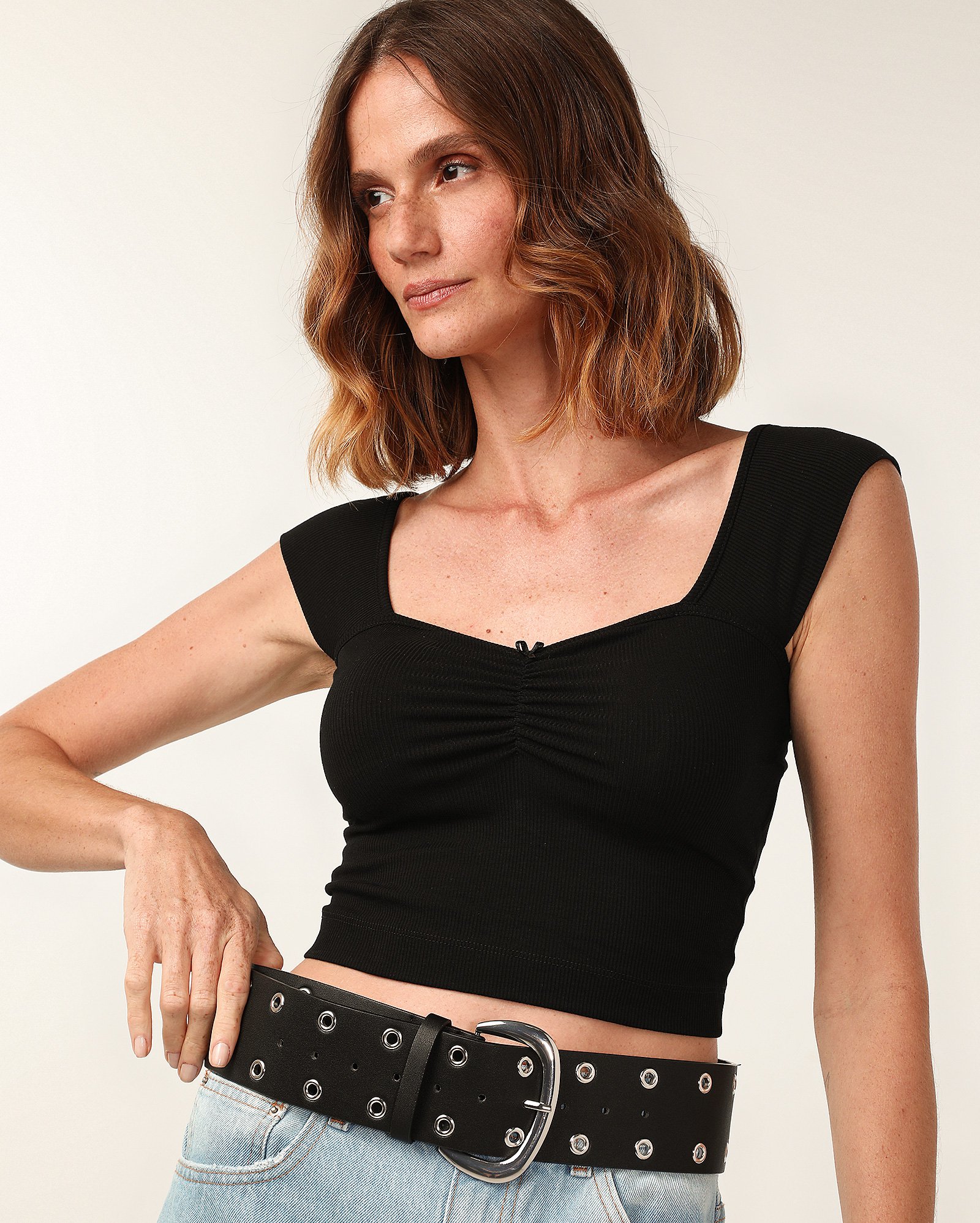 Cinto feminino largo com tachas preto | Accessori by Riachuelo