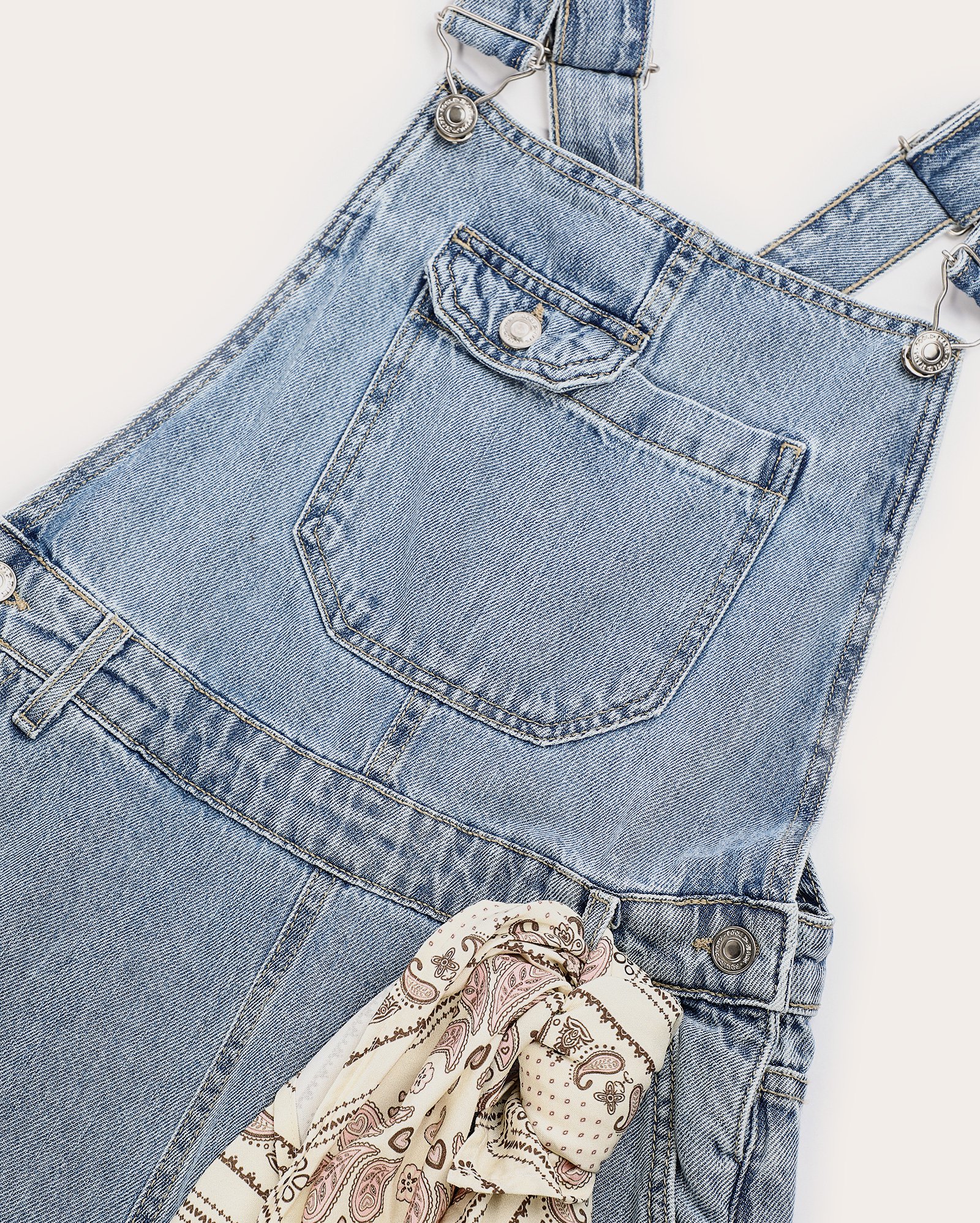 Jardineira jeans juvenil estonada com bandana denim médio | Pool