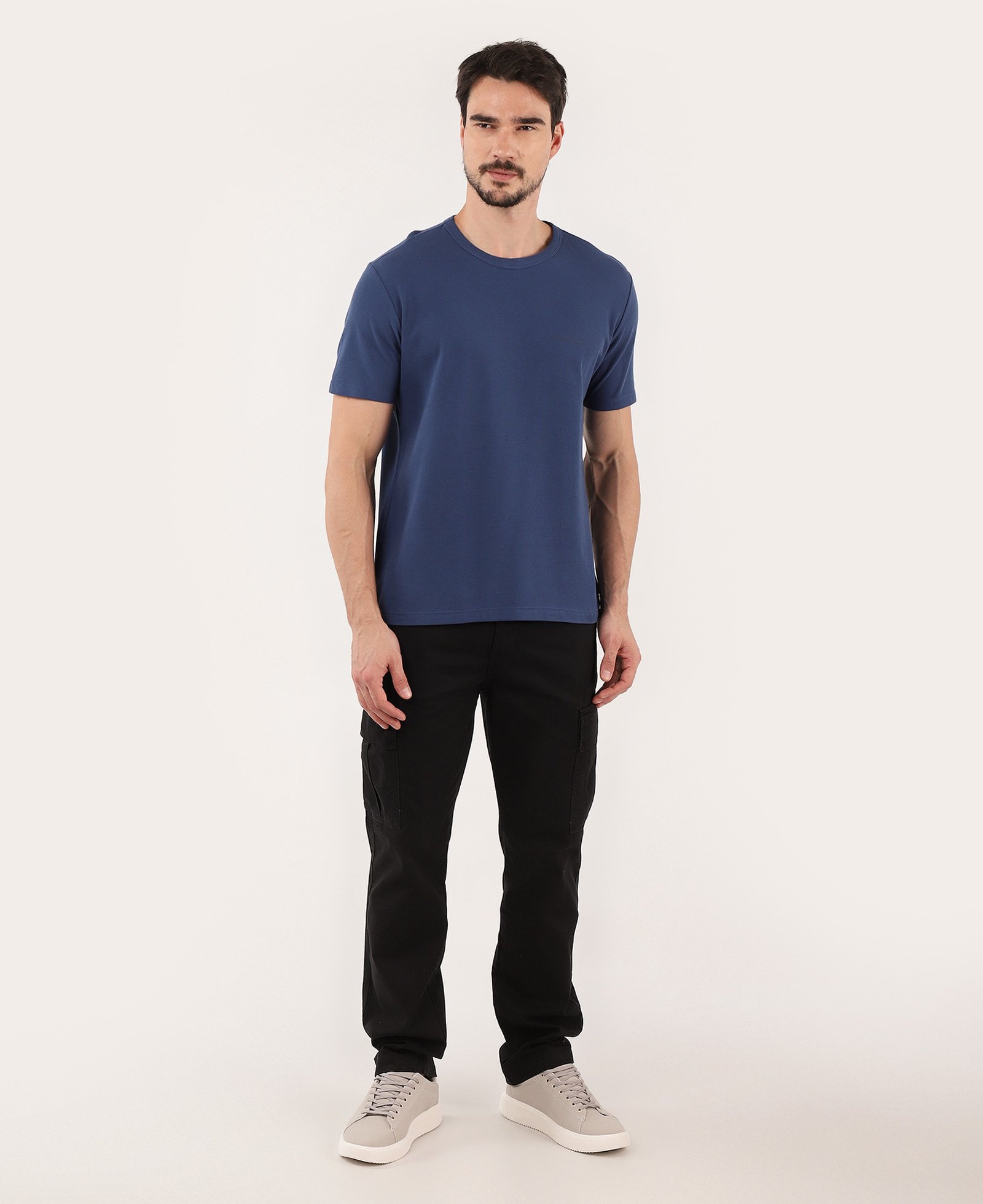 Calça sarja masculina reta com bolsos laterais cargo - Preto | Pool Jeans