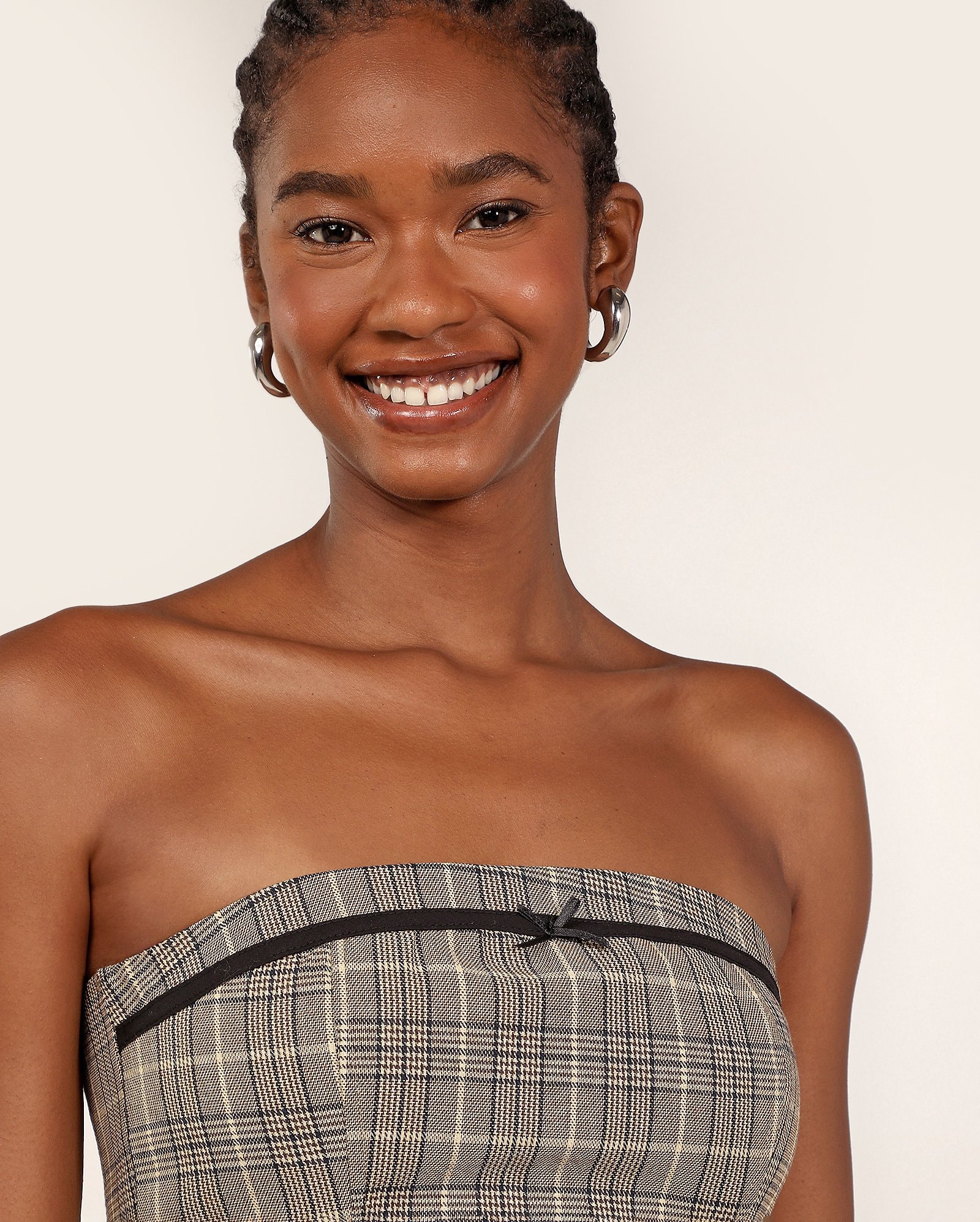 Top strapless xadrez com lastex bege | Pool — foto 5