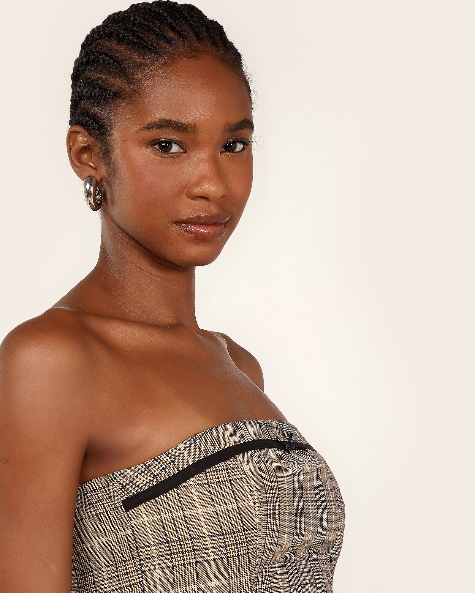 Top strapless xadrez com lastex bege | Pool — foto 4