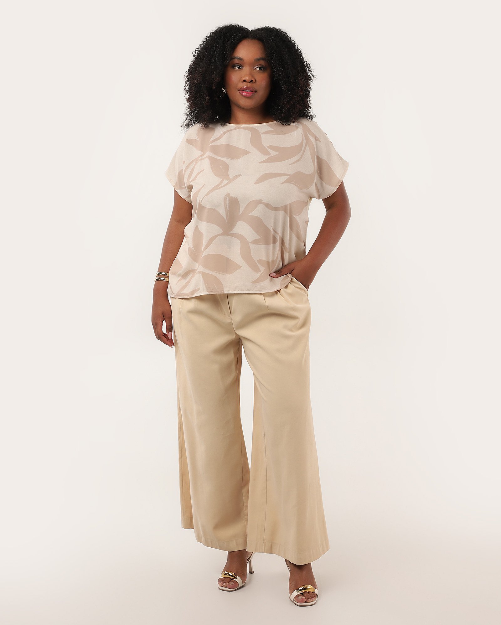 Blusa plus size feminina ampla floral abstrata bege | AK Plus by Riachuelo