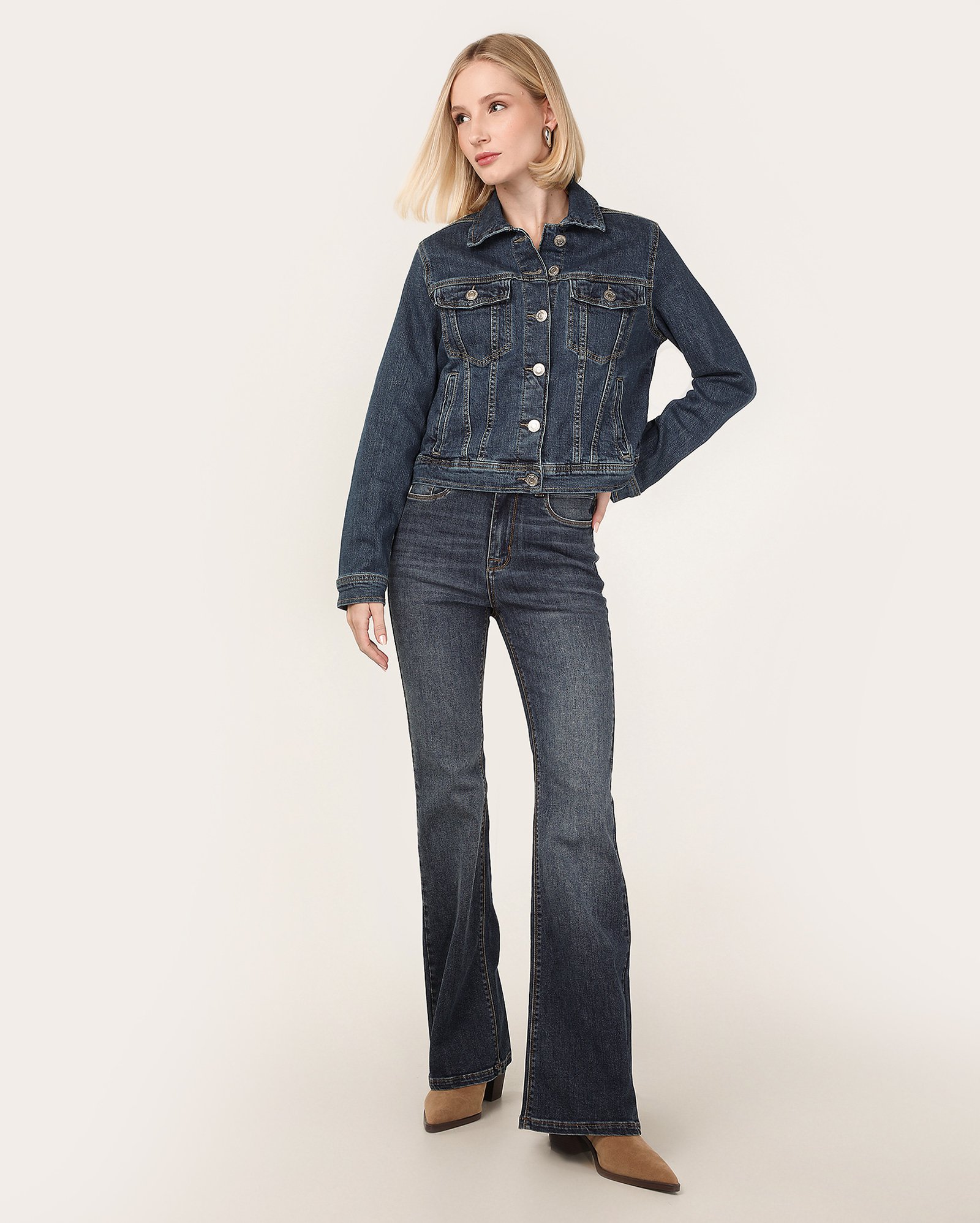 Jaqueta jeans feminina estonada com bolsos cargo denim escuro | Pool Jeans Premium