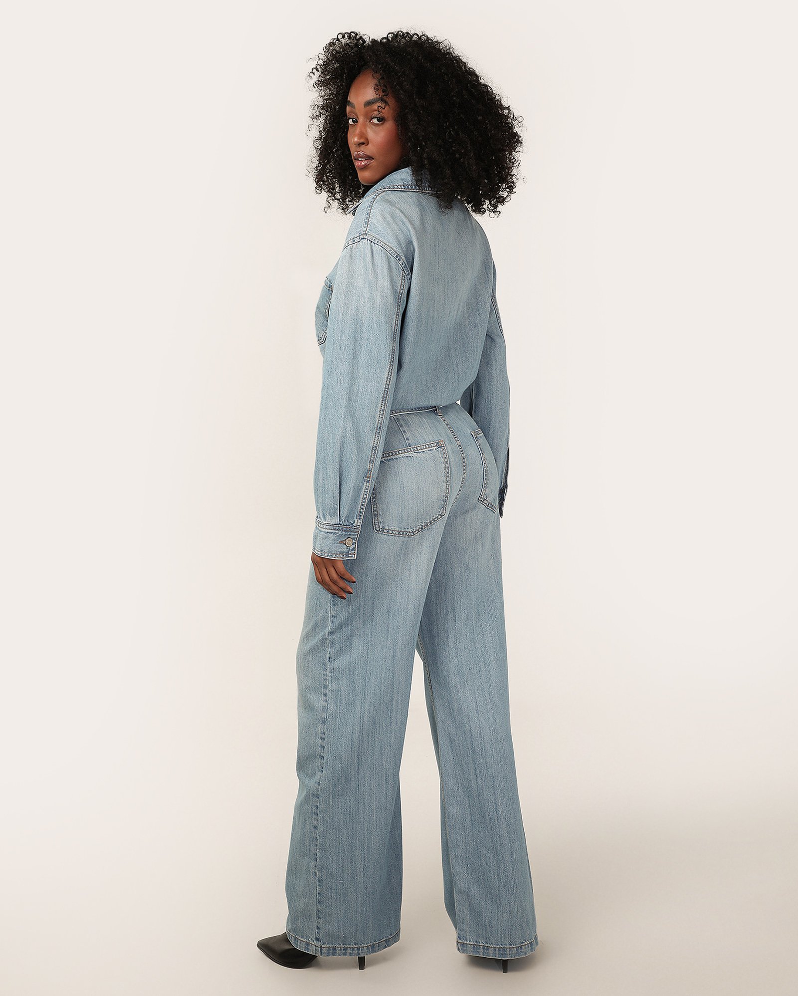 Macacão jeans feminino com cinto denim médio | Pool Jeans