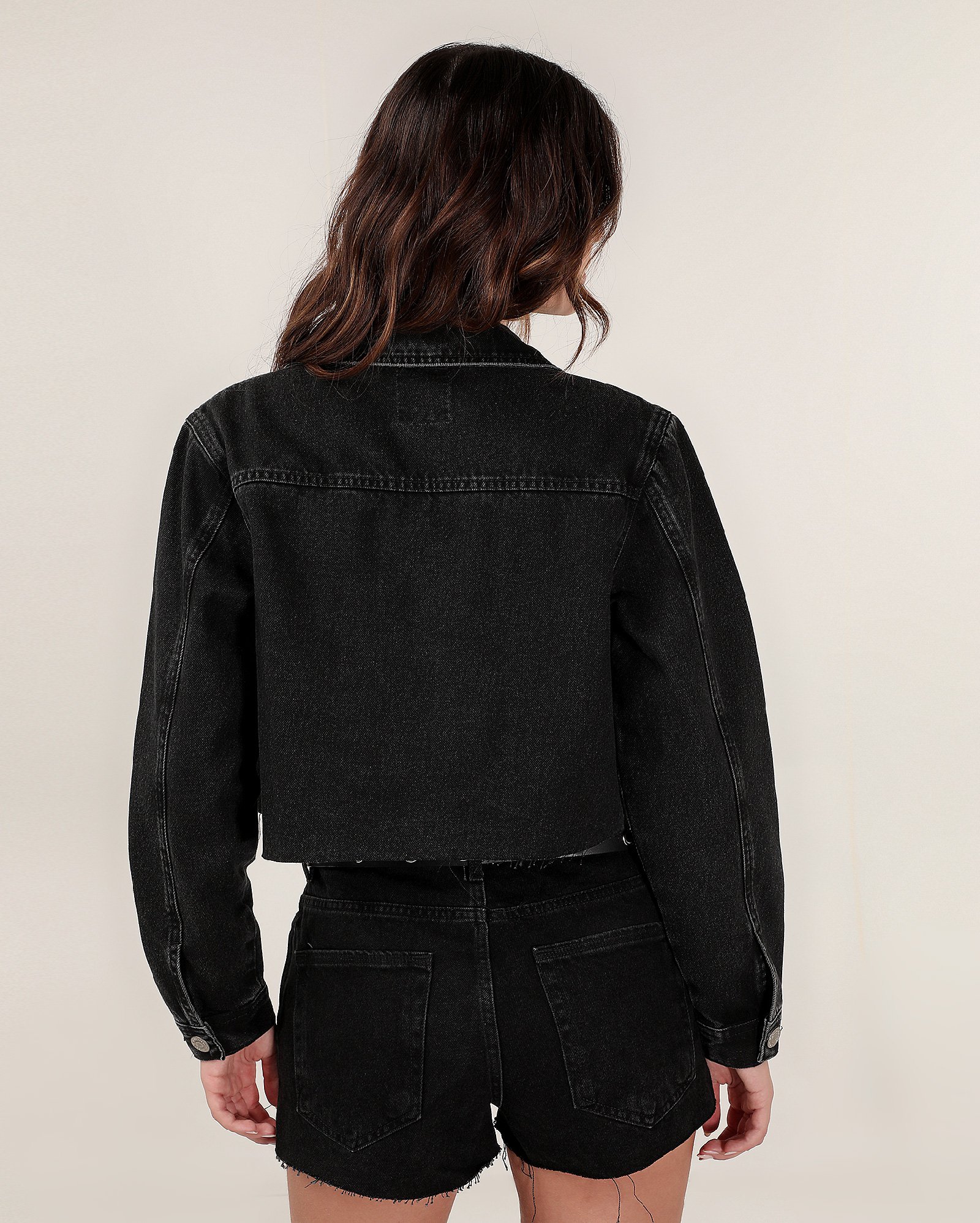 Jaqueta cropped jeans com bolsos frontais - Jeans Black Escuro | Pool Jeans