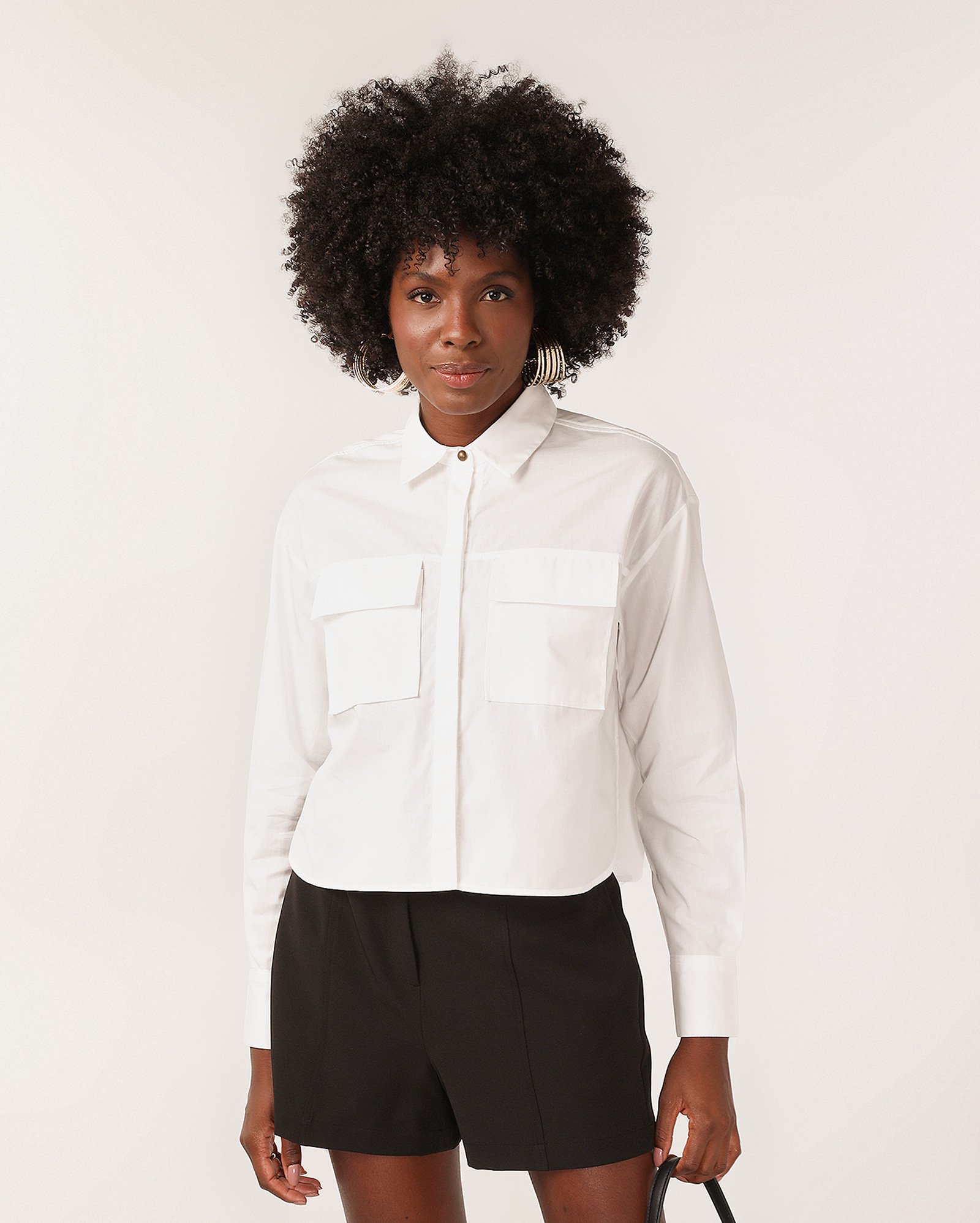Camisa feminina com bolsos utilitários branca