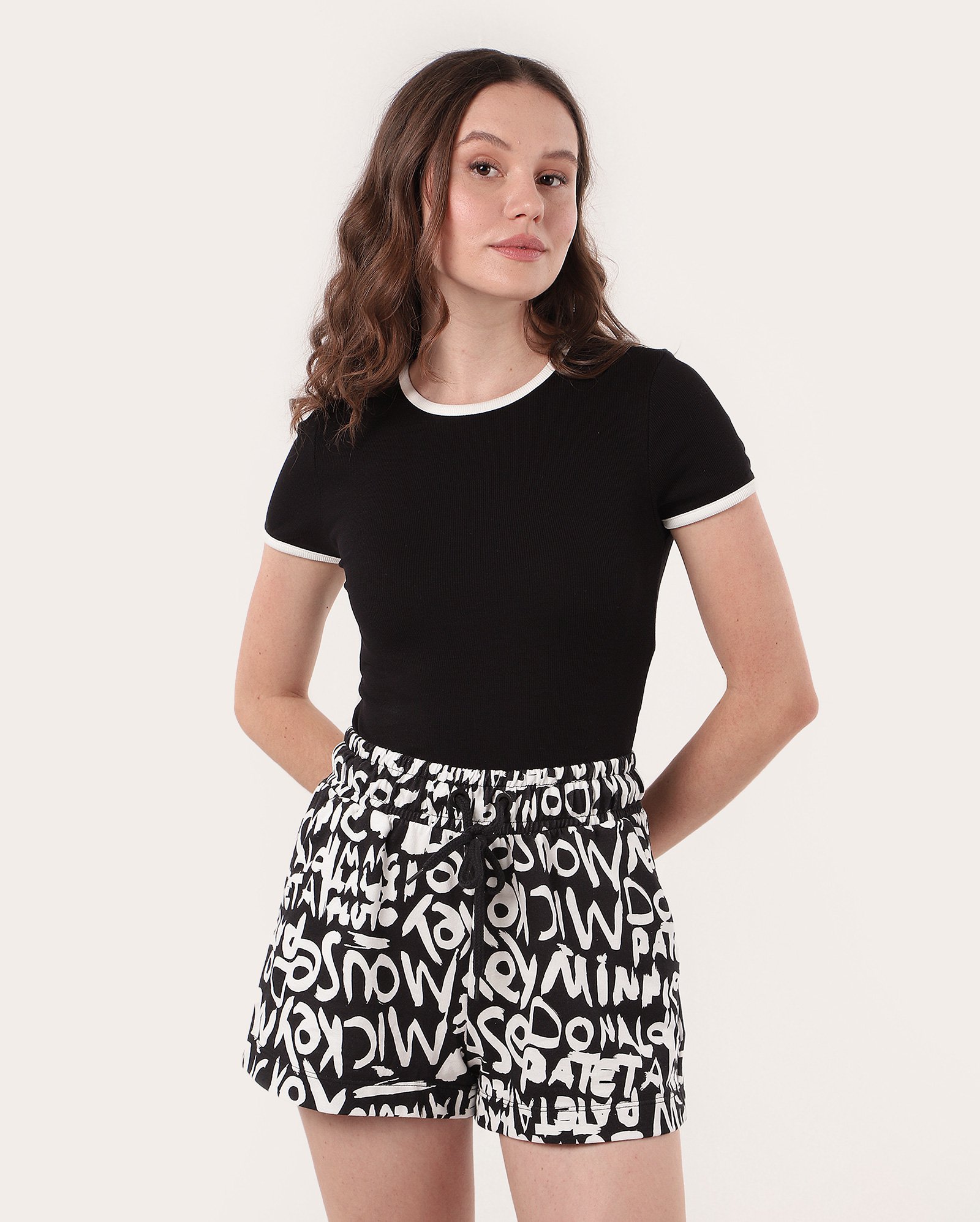 Short feminino em malha lettering Extraimaginário cós elástico preto | Disney
