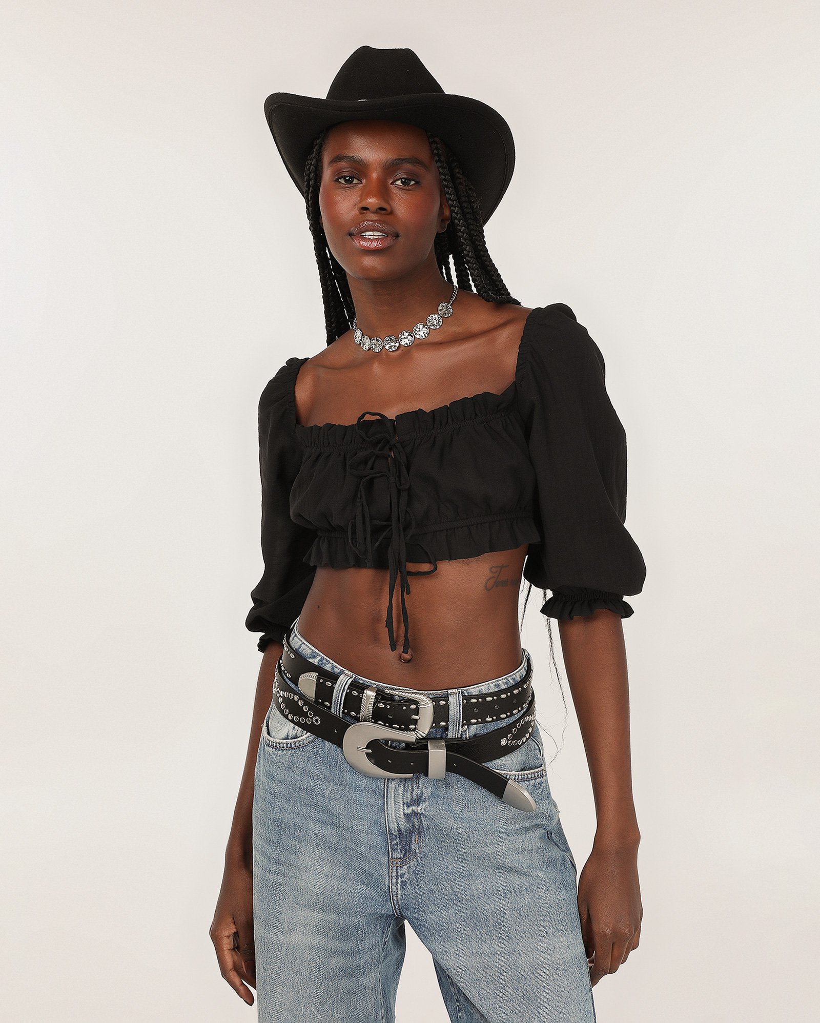 Blusa cropped com laço frontal e manga bufante preta | Pool