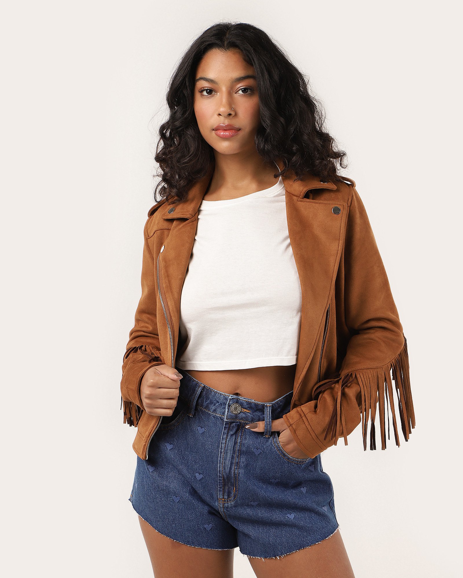 Jaqueta feminina em suede com bolsos e franjas marrom | Pool