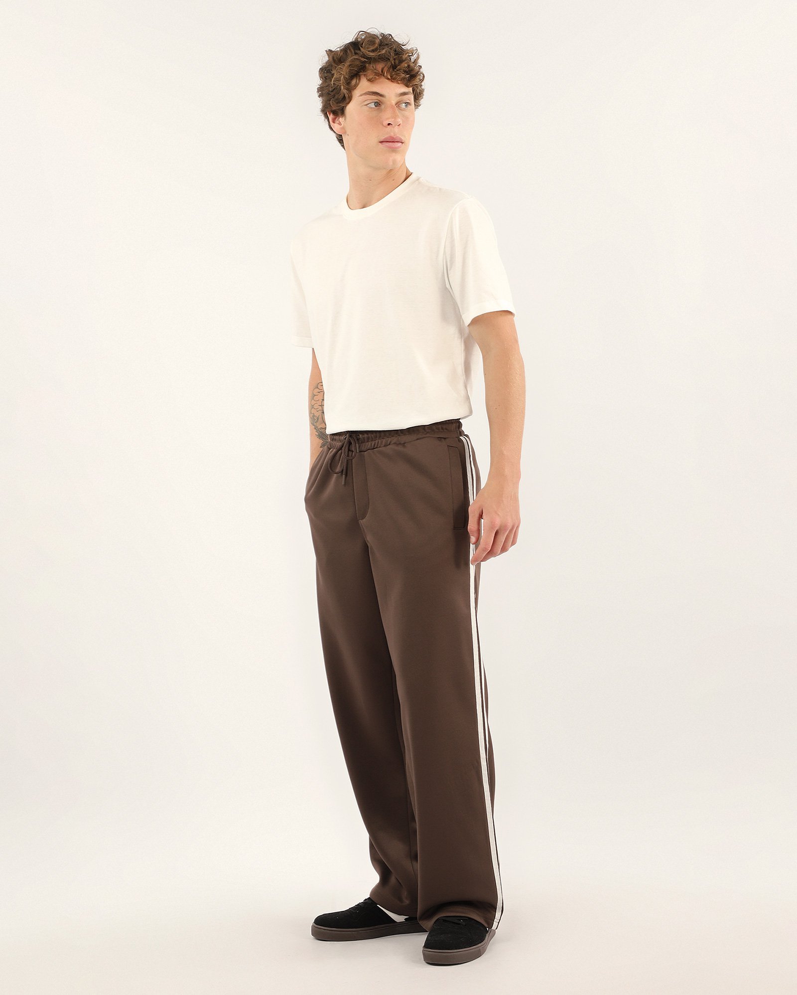 Calça masculina wide leg faixa lateral com cós elástico - Marrom