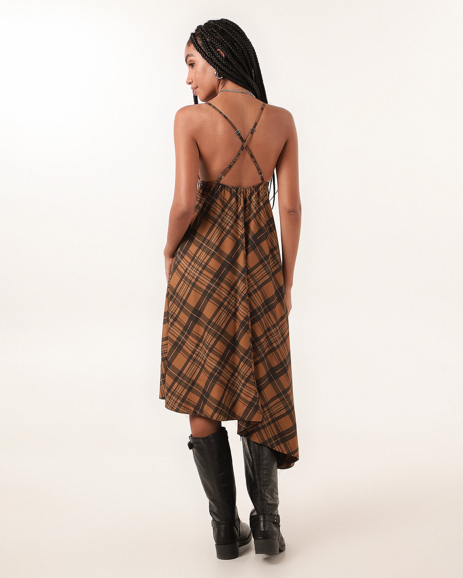 Vestido midi evasê em viscose assimétrico xadrez marrom | Pool