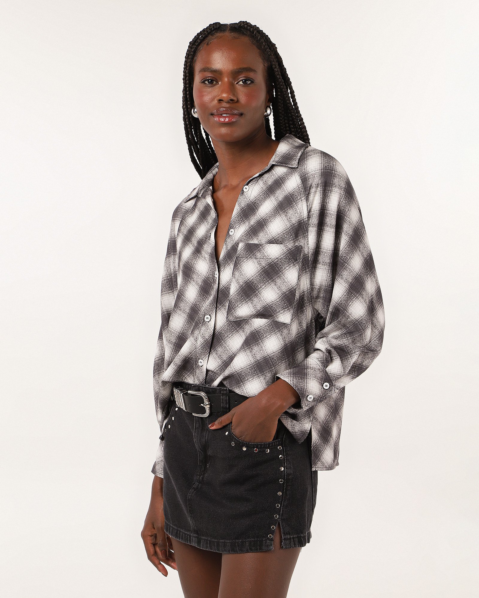 Camisa feminina ampla xadrez com bolso branca | Pool